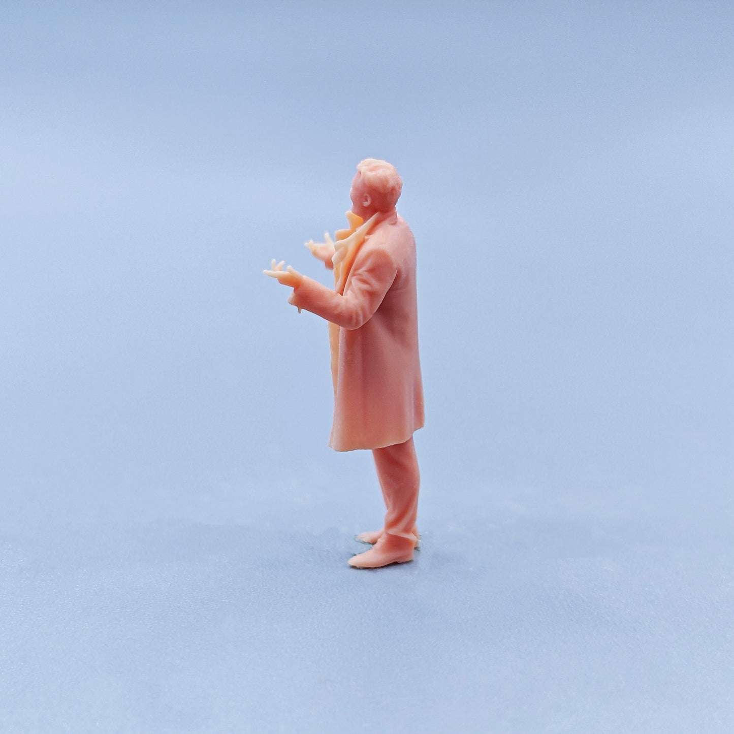 1/64 1/43 Figurines Scale Model Resin Overcoat Shrug Man Uncolored Miniatures Diorama Hand-painted D304