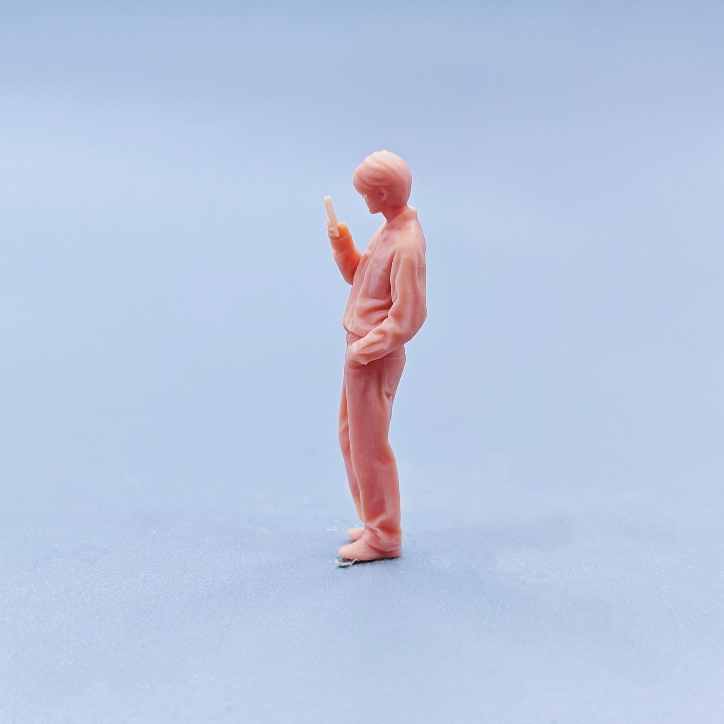 1/64 1/43 Figurines Scale Model Resin Insert Pocket and Play Phone Man Uncolored Miniatures Diorama Hand-painted D135