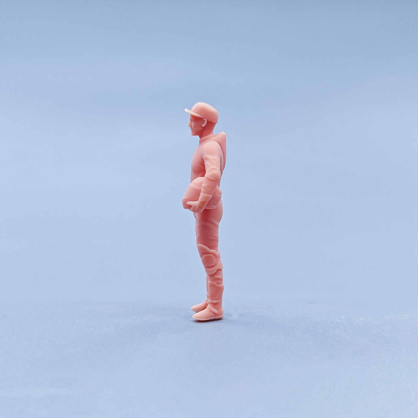 1/64 1/43 Figurines Scale Model Resin The Man in The Hat Holding A Helmet Uncolored Miniatures Diorama Hand-painted D726