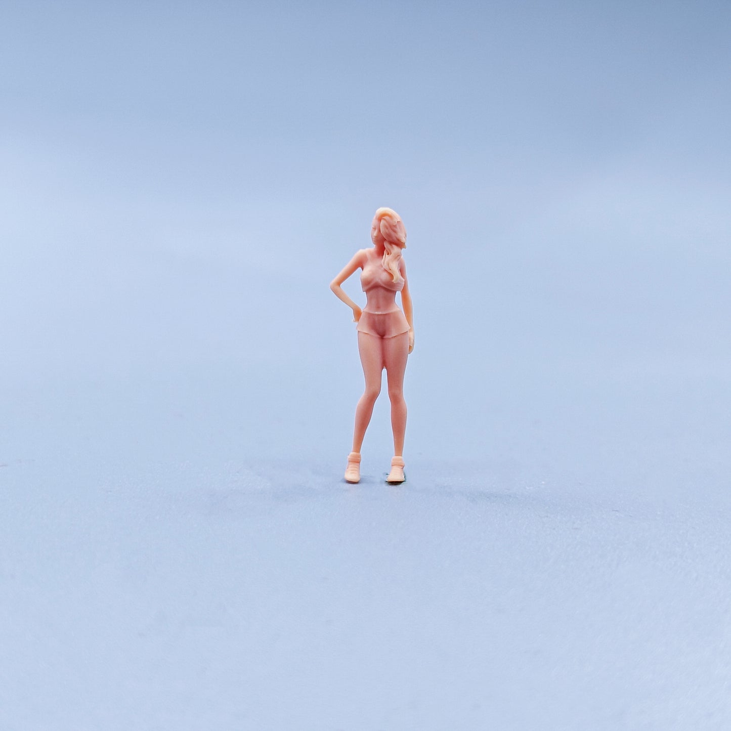 1/64 1/43 Figurines Scale Model Resin Standing Posture Curly Hair Waist Support Hot Pants Beautiful Woman Uncolored Miniatures Diorama Hand-painted C509