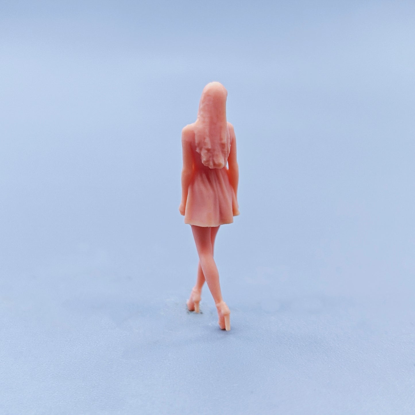 1/64 1/43 Figurines Scale Model Resin High Heels Smiling Walking Posture for Women Uncolored Miniatures Diorama Hand-painted D402