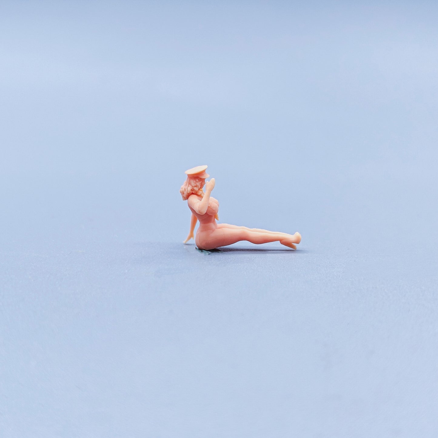 1/64 1/43 Figurines Scale Model Resin Female Officer Salutes Uncolored Miniatures Diorama Hand-painted C412