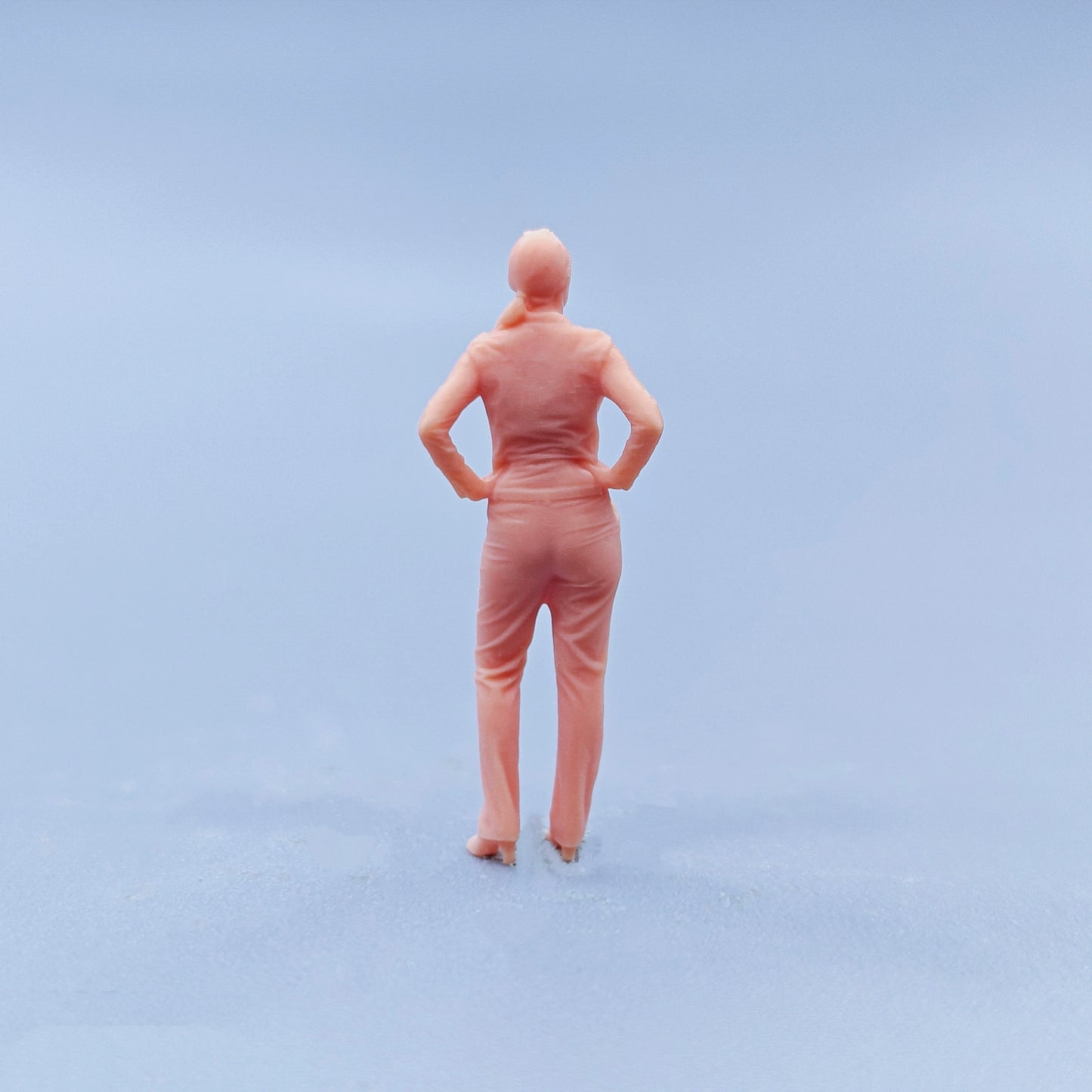 1/64 1/43 Figurines Scale Model Resin Woman with Hands on Hips Uncolored Miniatures Diorama Hand-painted D313