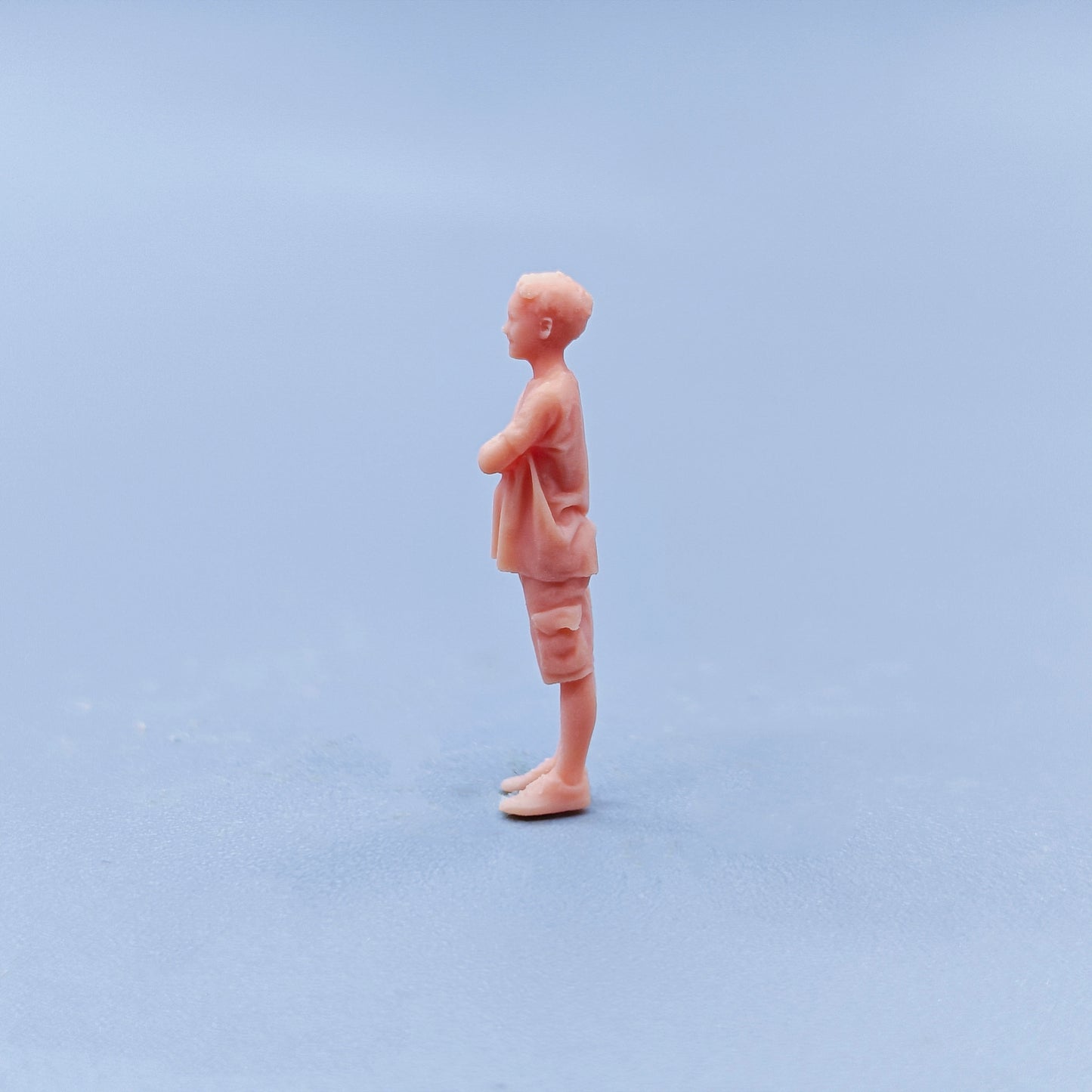 1/64 1/43 Figurines Scale Model Resin Hug Your Chest with Both Hands Child Uncolored Miniatures Diorama Hand-painted D305