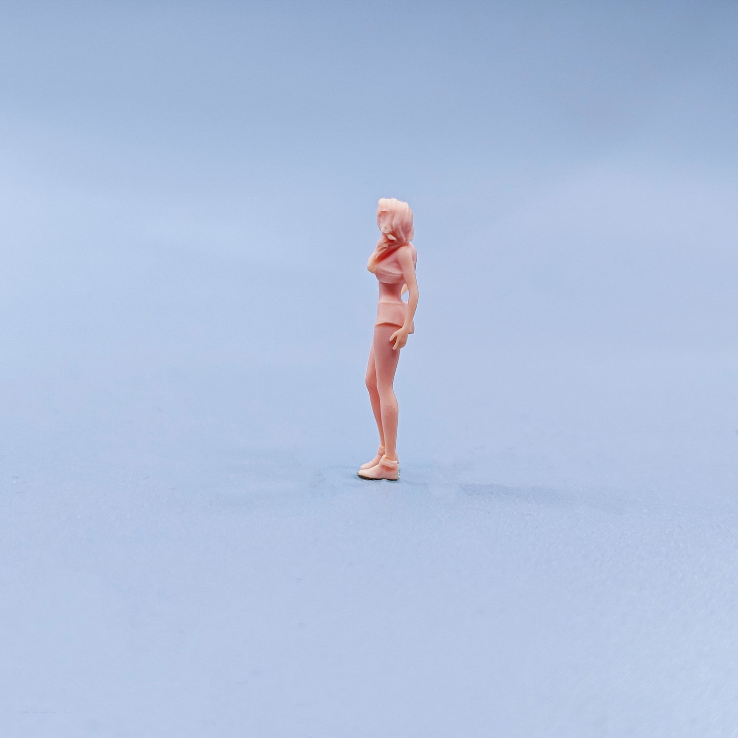 1/64 1/43 Figurines Scale Model Resin Standing Posture Curly Hair Waist Support Hot Pants Beautiful Woman Uncolored Miniatures Diorama Hand-painted C509
