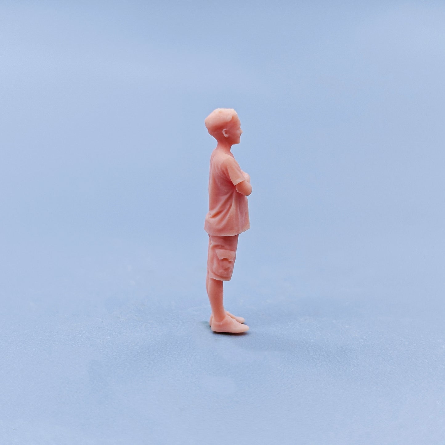 1/64 1/43 Figurines Scale Model Resin Hug Your Chest with Both Hands Child Uncolored Miniatures Diorama Hand-painted D305