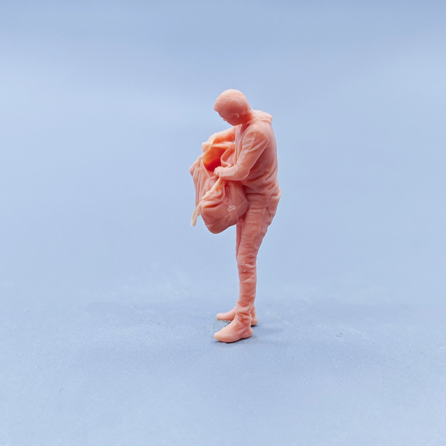 1/64 1/43 Figurines Scale Model Resin Man Looking for Things in Backpack Uncolored Miniatures Diorama Hand-painted D301