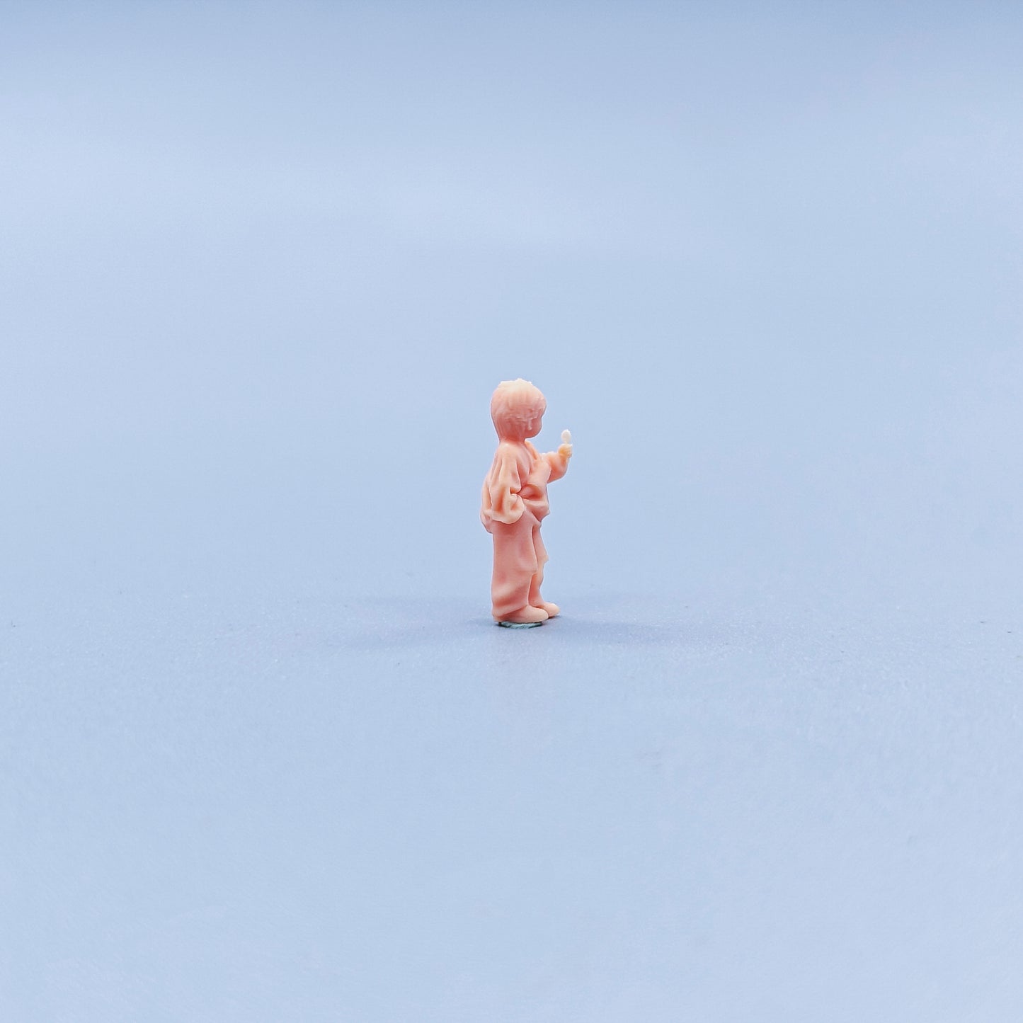 1/64 1/43 Figurines Scale Model Resin The Little Boy Holding A Lollipop Uncolored Miniatures Diorama Hand-painted C327