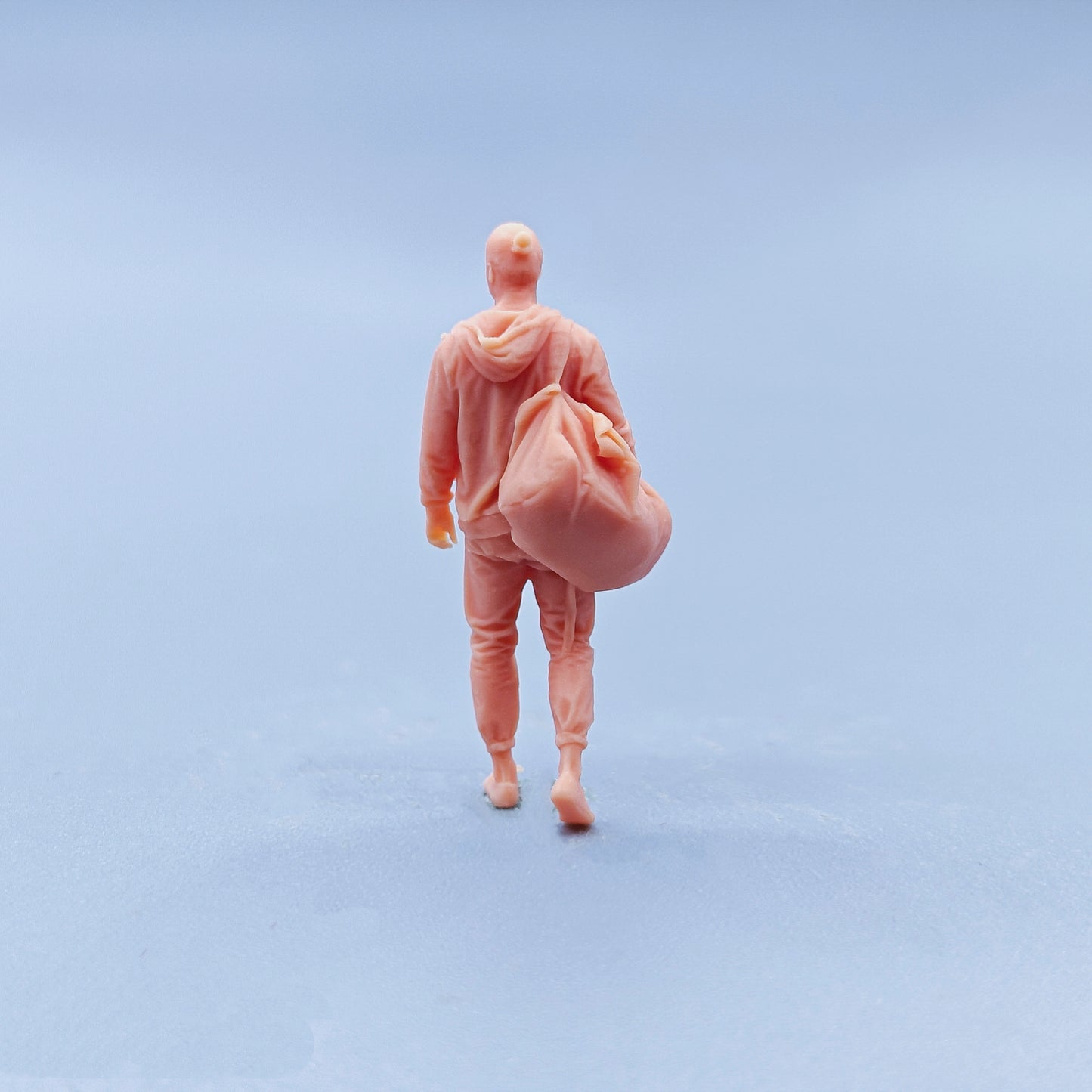 1/64 1/43 Figurines Scale Model Resin Walking Posture Single Shoulder Backpack Male Uncolored Miniatures Diorama Hand-painted D303
