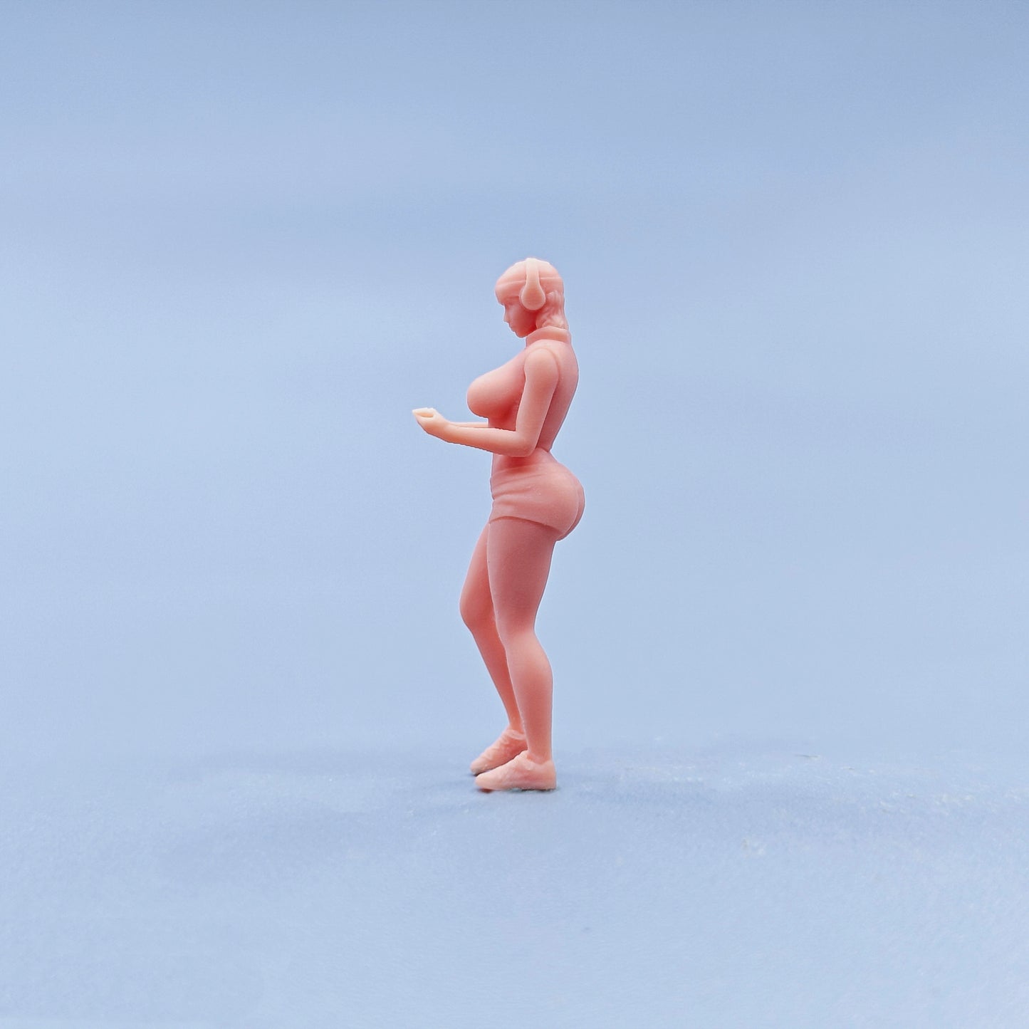 1/64 1/43 Figurines Scale Model Resin The Girl Wearing Headphones Playing Games Uncolored Miniatures Diorama Hand-painted D733