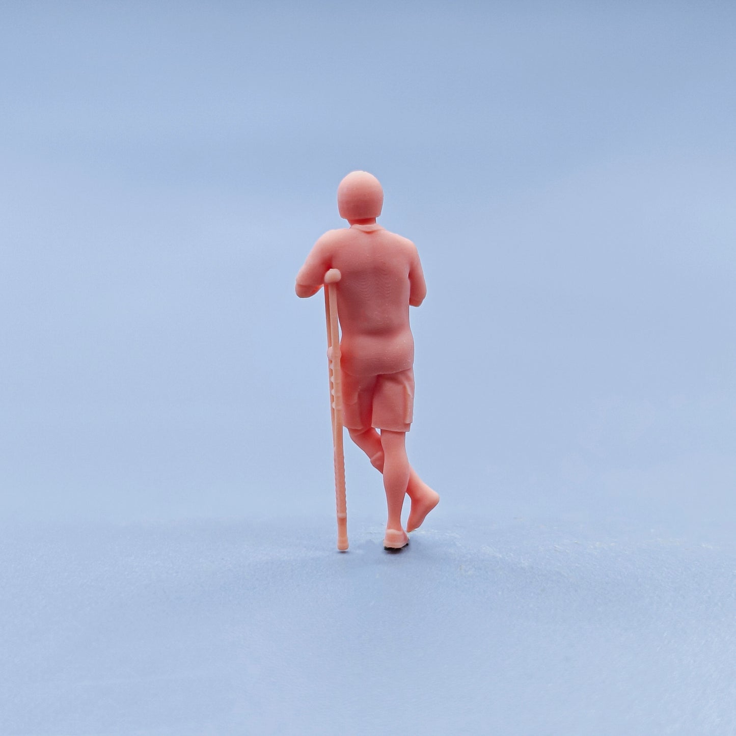 1/64 1/43 Figurines Scale Model Resin Injured on Crutches Uncolored Miniatures Diorama Hand-painted D734