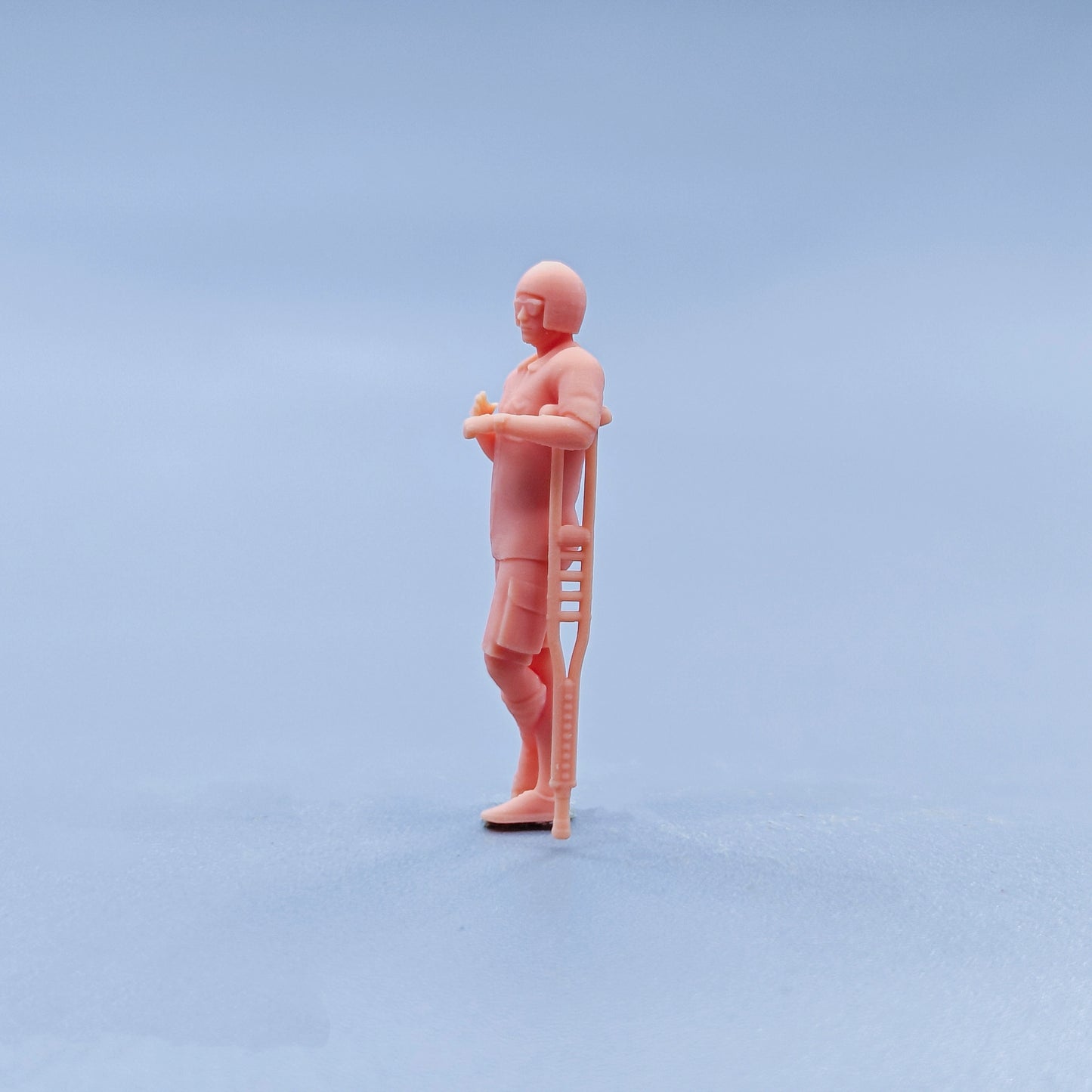 1/64 1/43 Figurines Scale Model Resin Injured on Crutches Uncolored Miniatures Diorama Hand-painted D734