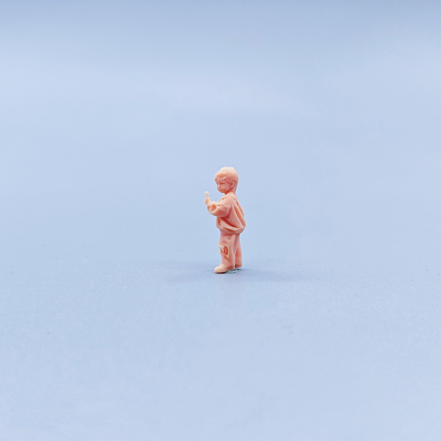 1/64 1/43 Figurines Scale Model Resin The Little Boy Holding A Lollipop Uncolored Miniatures Diorama Hand-painted C327