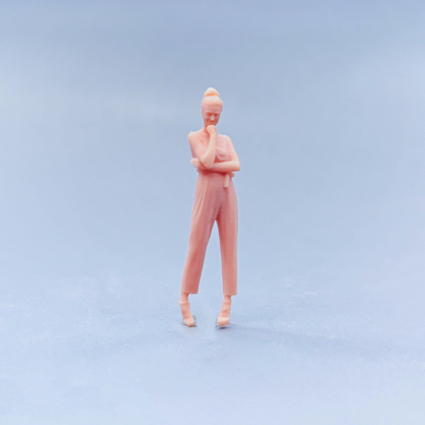 1/64 1/43 Figurines Scale Model Resin Women Clenching Their Fists To Support Their Chin Uncolored Miniatures Diorama Hand-painted D312