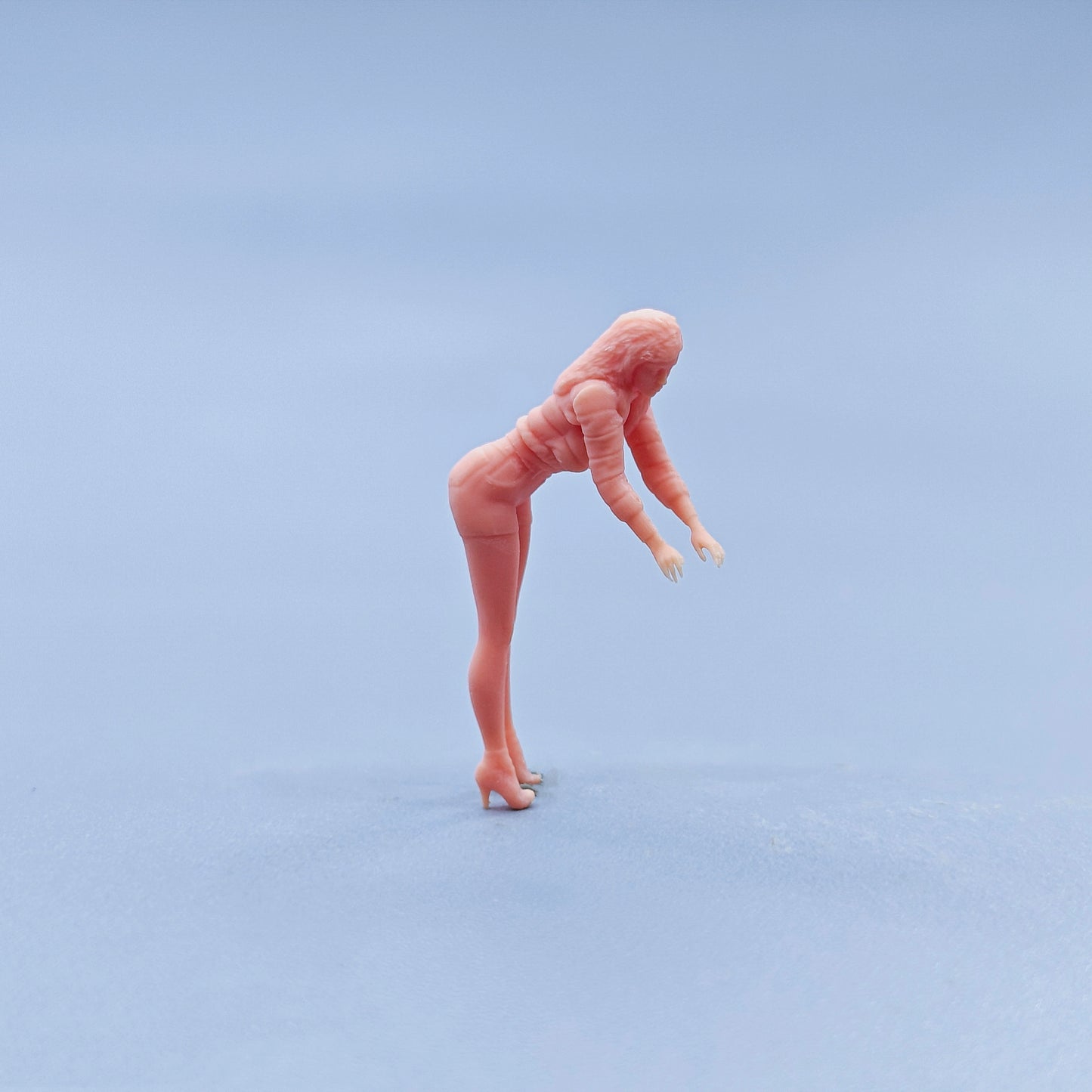1/64 1/43 Figurines Scale Model Resin The Girl Bending Down To Tidy Up Things Uncolored Miniatures Diorama Hand-painted D731