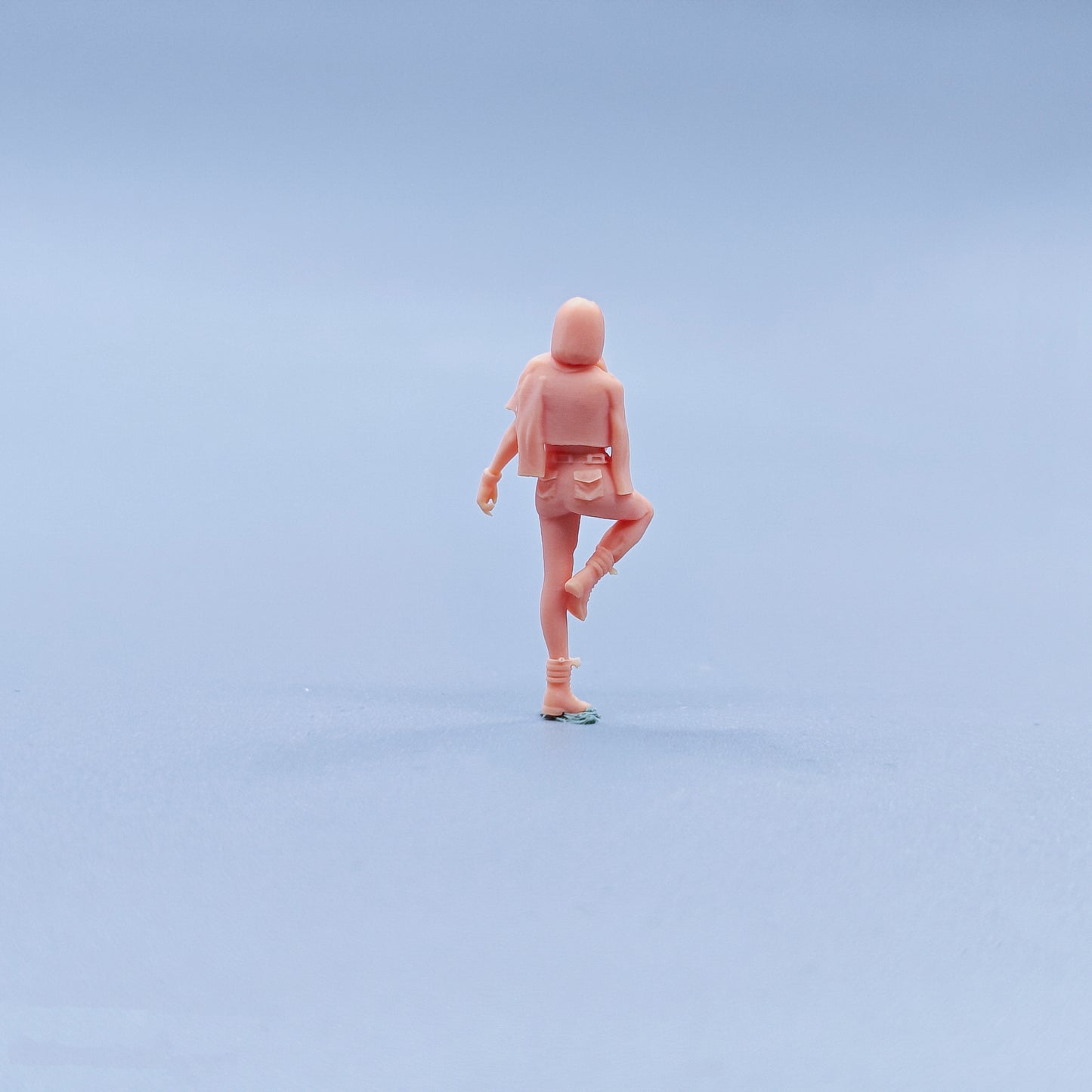 1/64 1/43 Figurines Scale Model Resin Get Clothes By Posture Girl Uncolored Miniatures Diorama Hand-painted C420