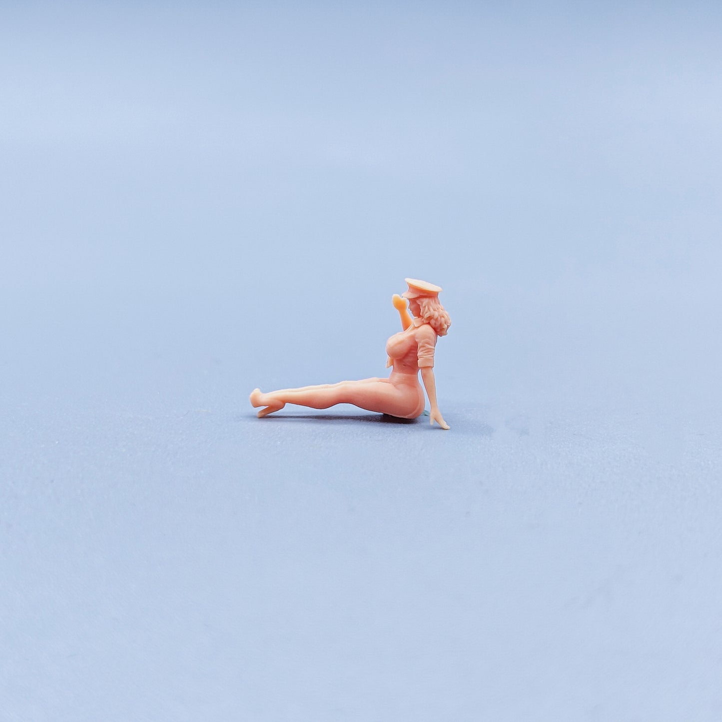 1/64 1/43 Figurines Scale Model Resin Female Officer Salutes Uncolored Miniatures Diorama Hand-painted C412