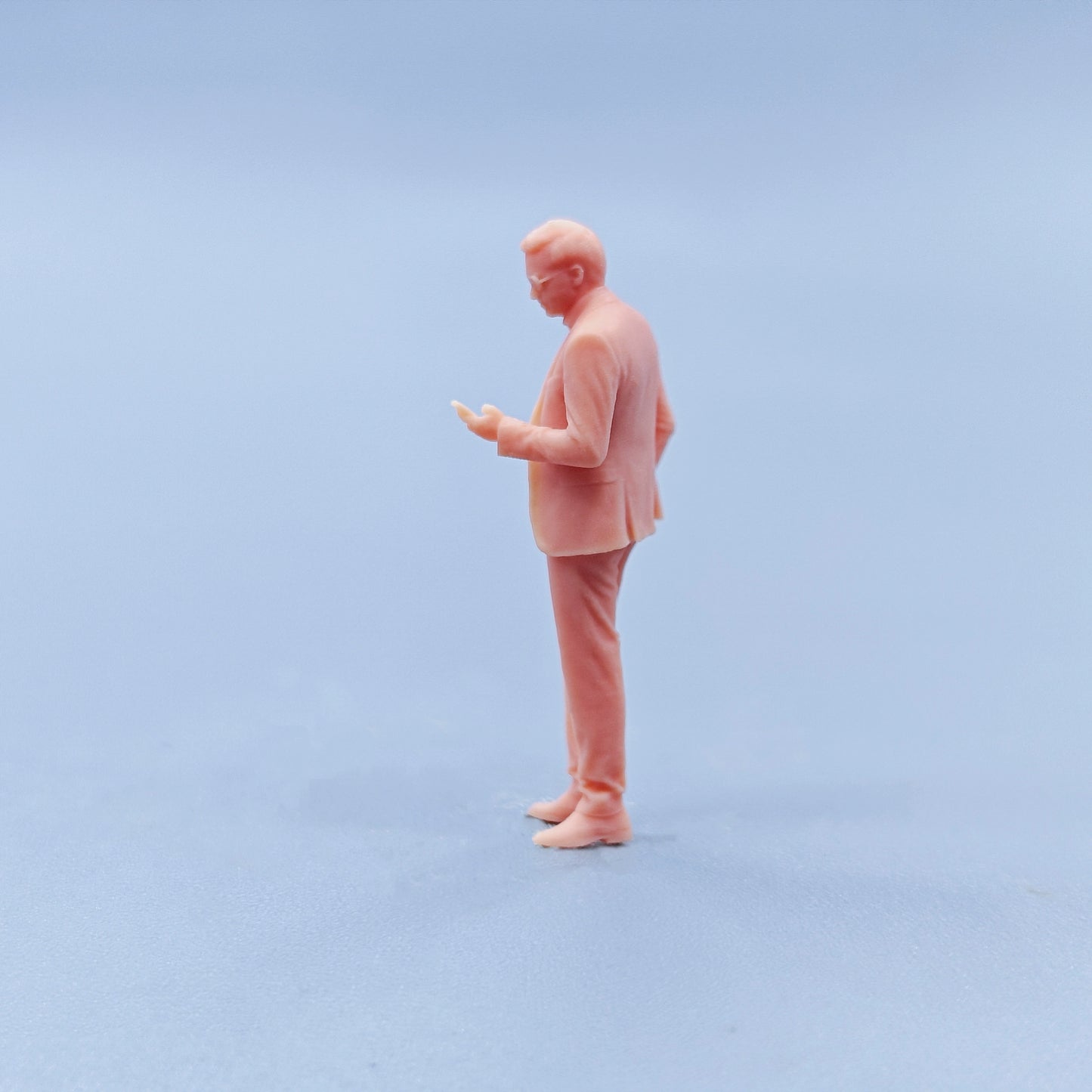 1/64 1/43 Figurines Scale Model Resin Glasses Man Look Down At His Phone Uncolored Miniatures Diorama Hand-painted D335