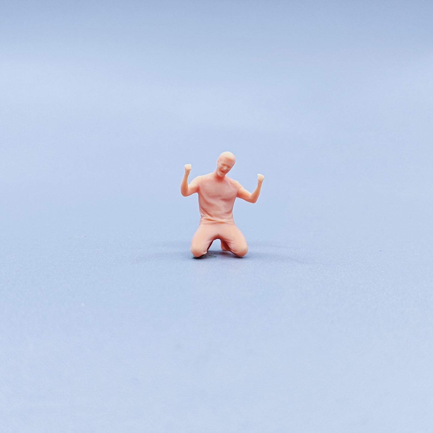 1/64 1/43 Figurines Scale Model Resin Slippery Kneeling Cheering Man Uncolored Miniatures Diorama Hand-painted C308