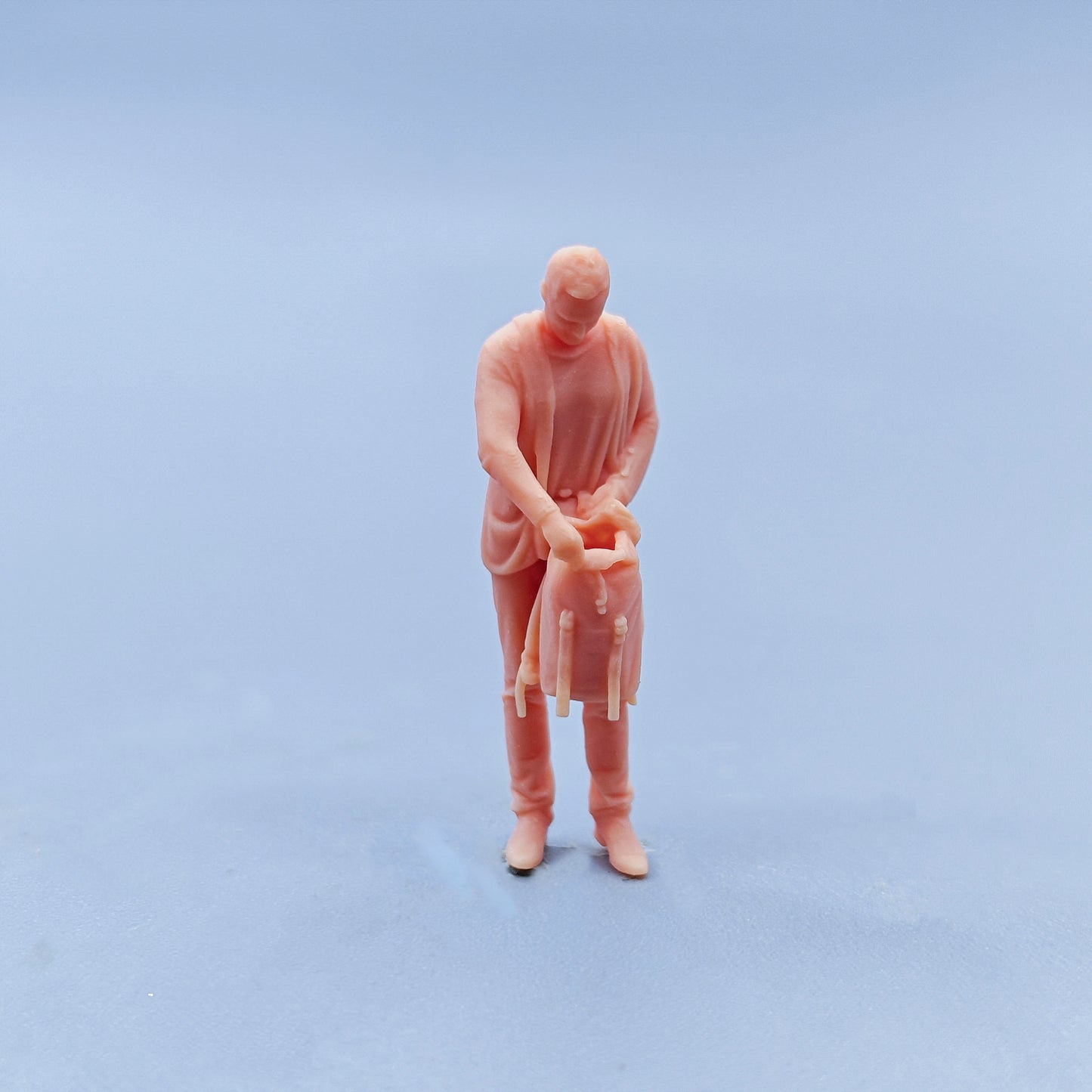 1/64 1/43 Figurines Scale Model Resin The Man Open The Backpack and Check Uncolored Miniatures Diorama Hand-painted D432