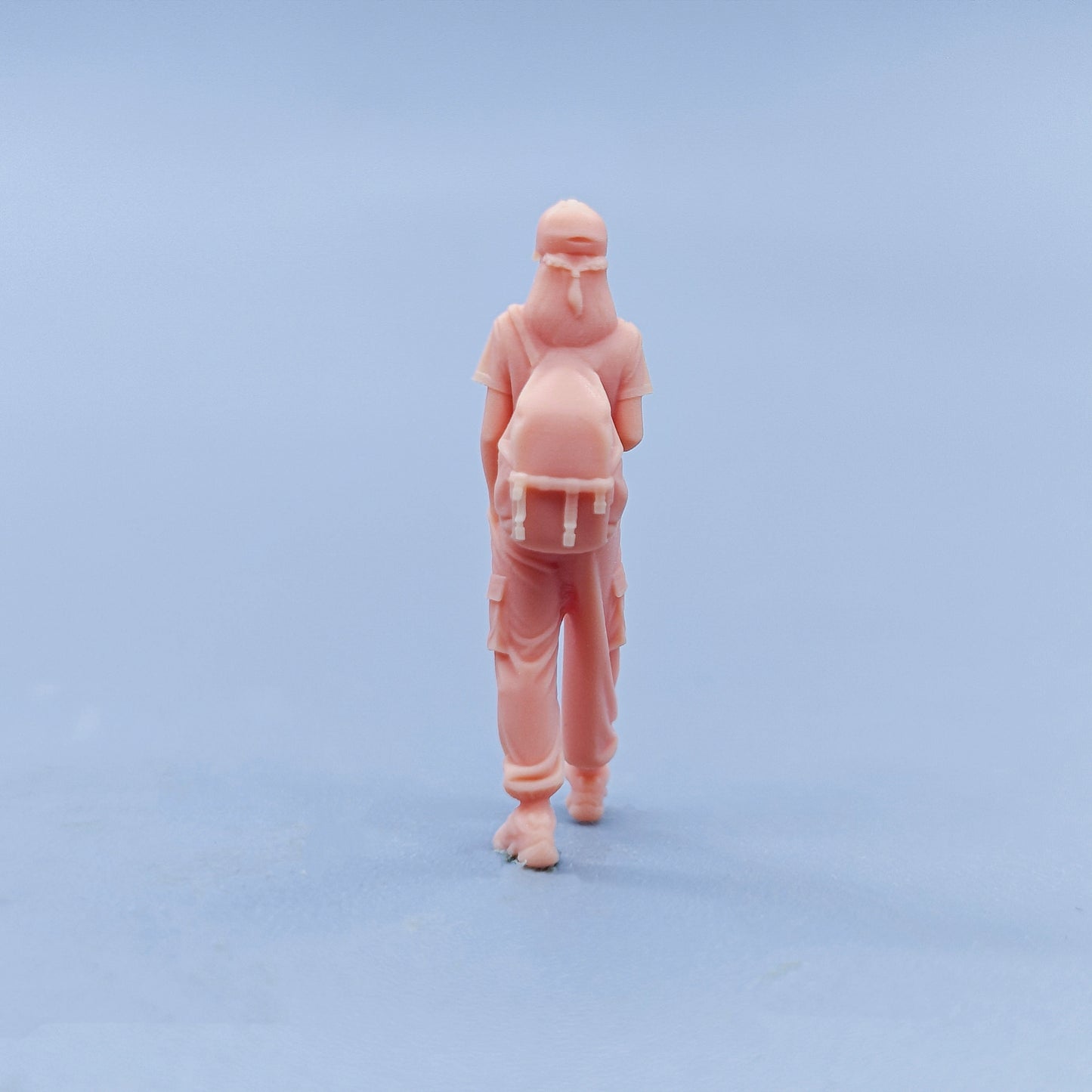 1/64 1/43 Figurines Scale Model Resin Camera Backpack Girl Uncolored Miniatures Diorama Hand-painted D512