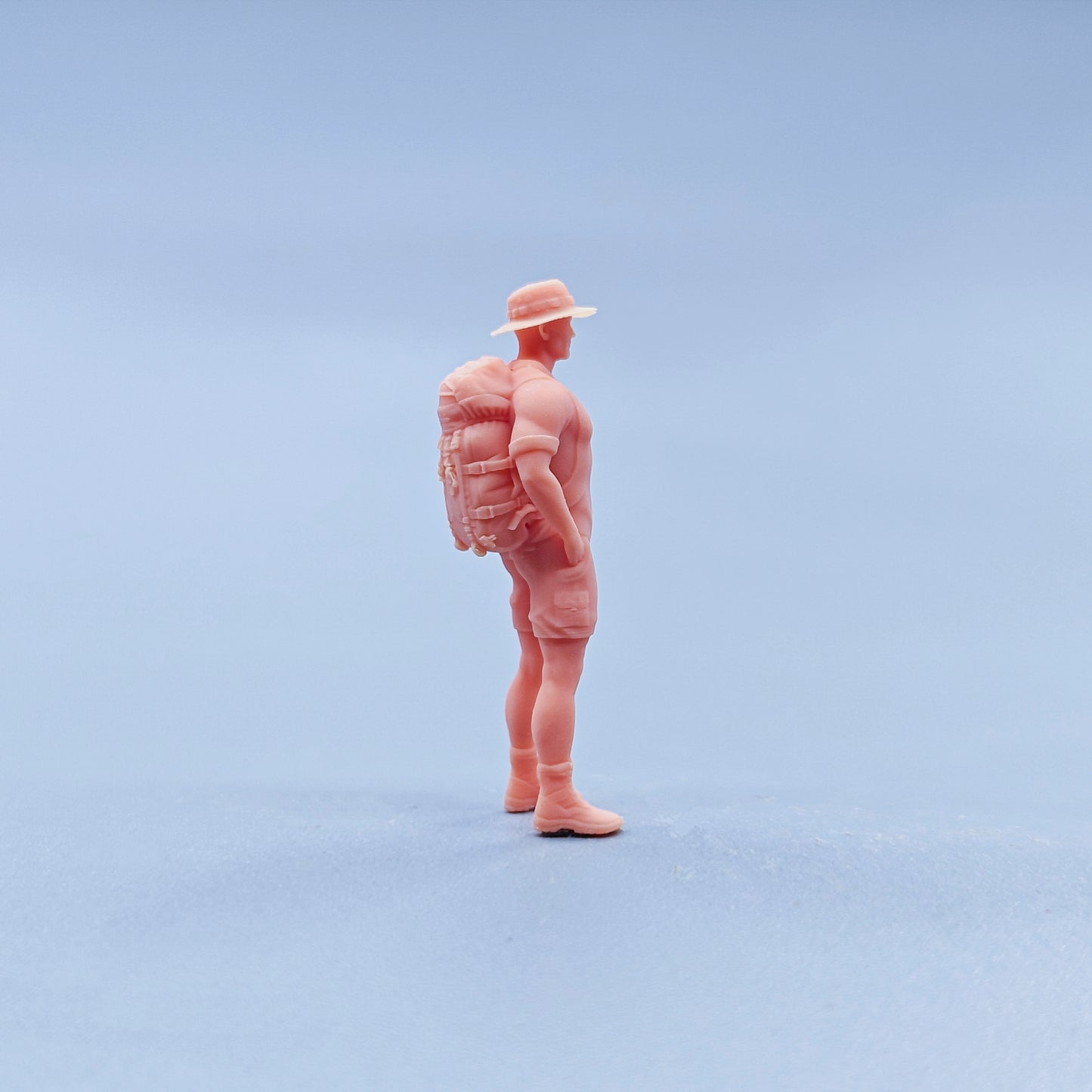 1/64 1/43 Figurines Scale Model Resin Backpack Muscle Man Uncolored Miniatures Diorama Hand-painted D736