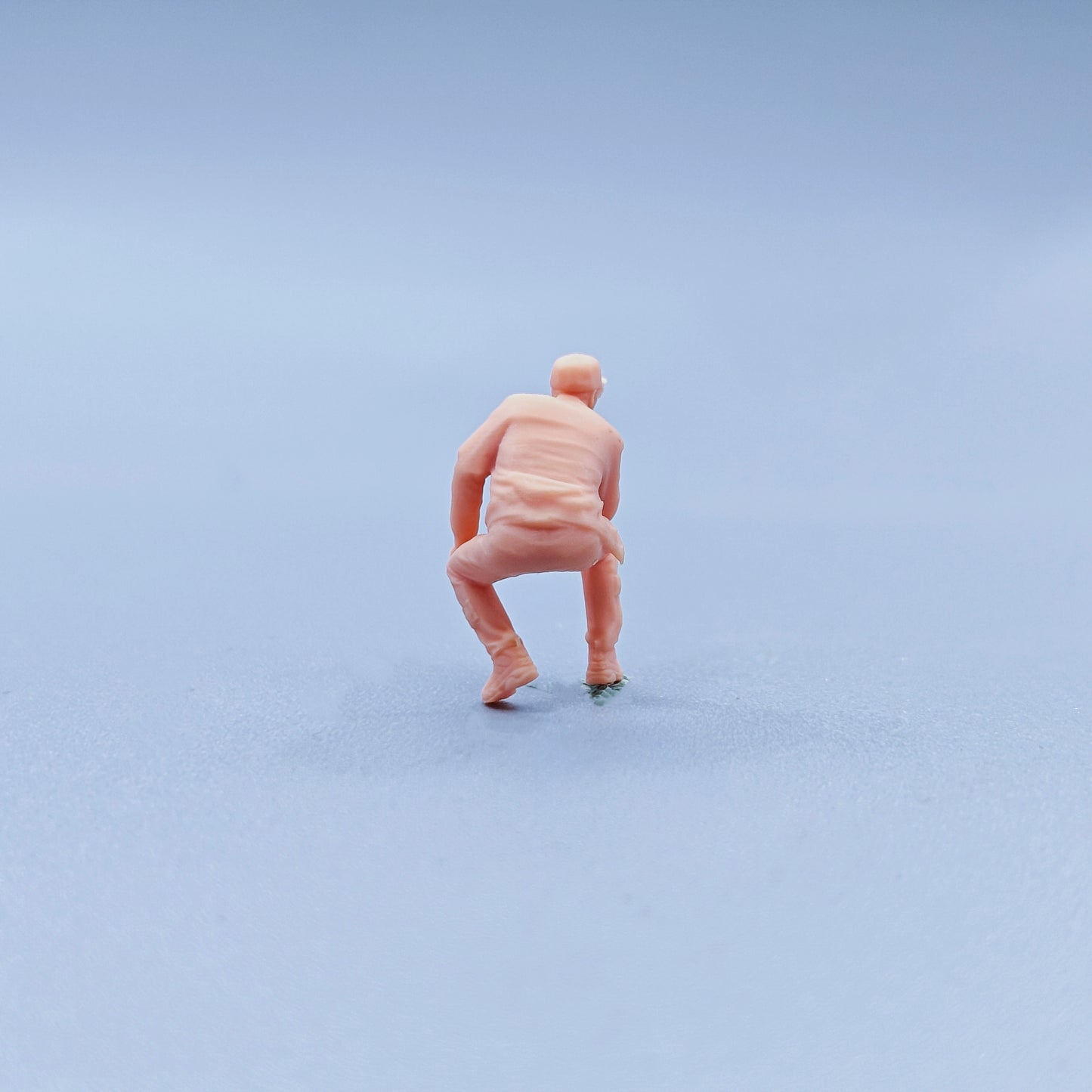 1/64 1/43 Figurines Scale Model Resin Sitting Man Wearing Glasses Uncolored Miniatures Diorama Hand-painted C208