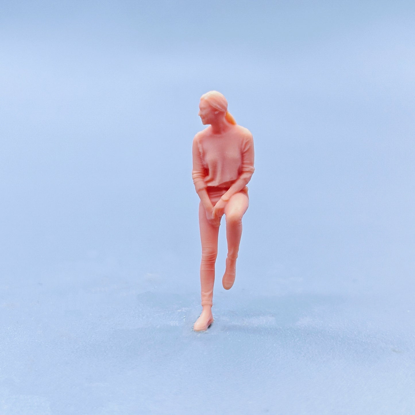 1/64 1/43 Figurines Scale Model Resin Smiling Woman Standing Against The Wall Uncolored Miniatures Diorama Hand-painted D333