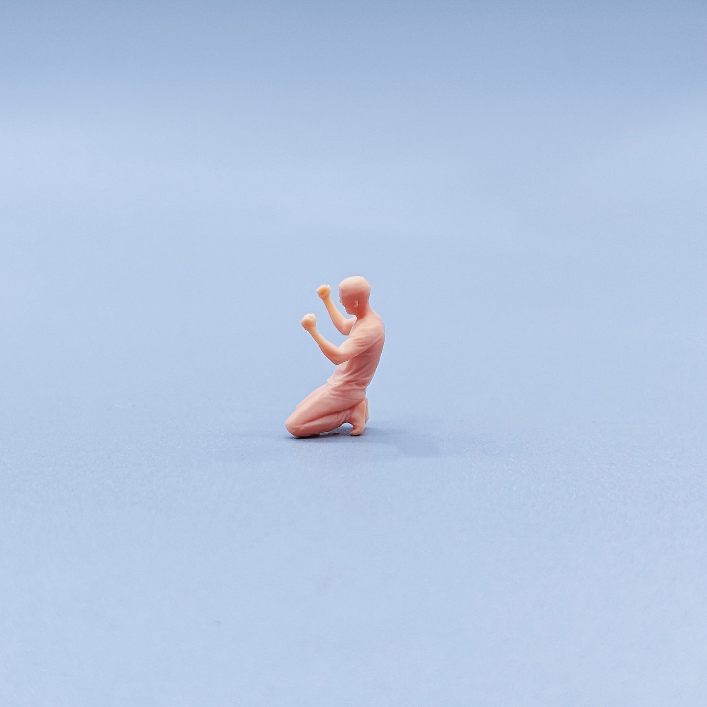 1/64 1/43 Figurines Scale Model Resin Slippery Kneeling Cheering Man Uncolored Miniatures Diorama Hand-painted C308