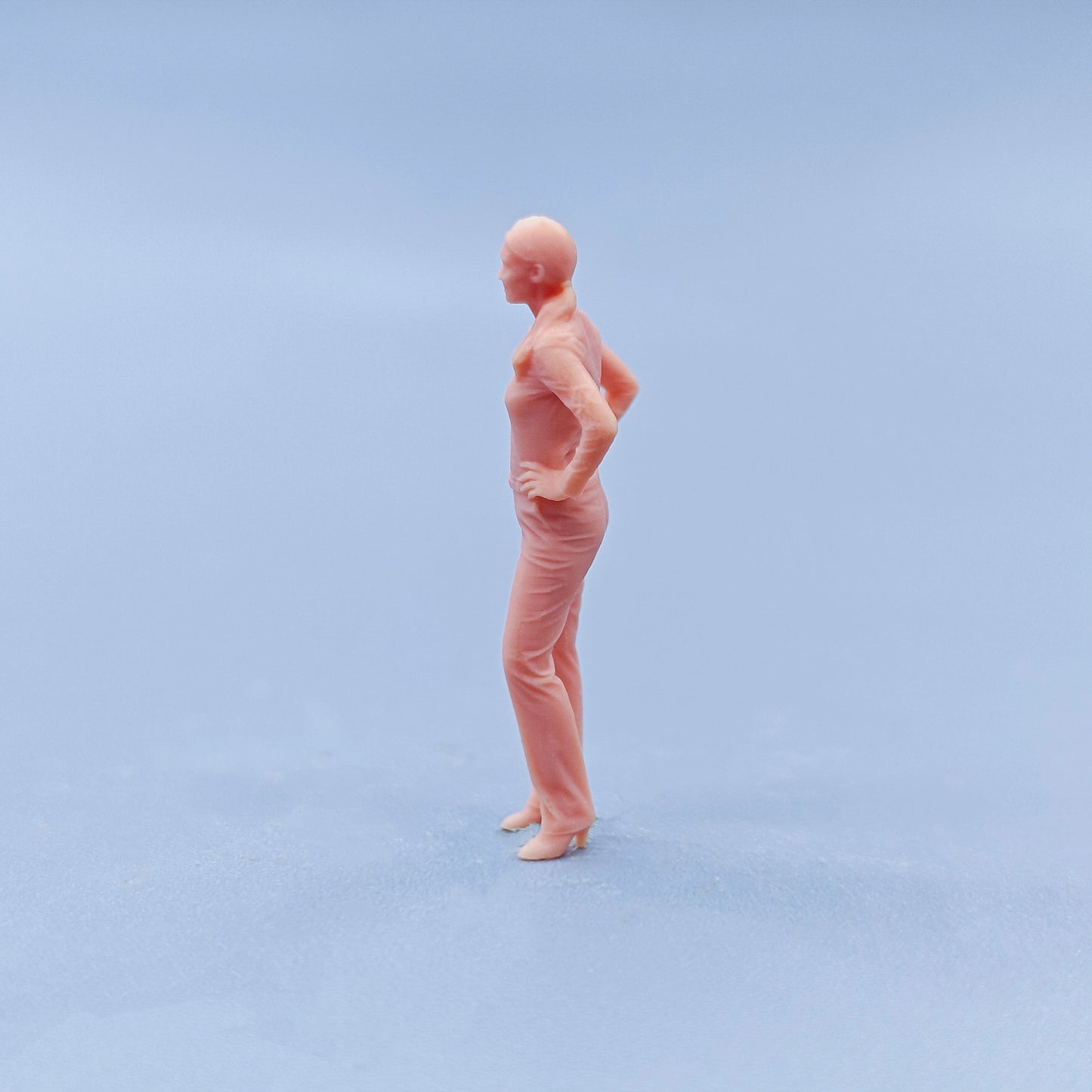1/64 1/43 Figurines Scale Model Resin Woman with Hands on Hips Uncolored Miniatures Diorama Hand-painted D313