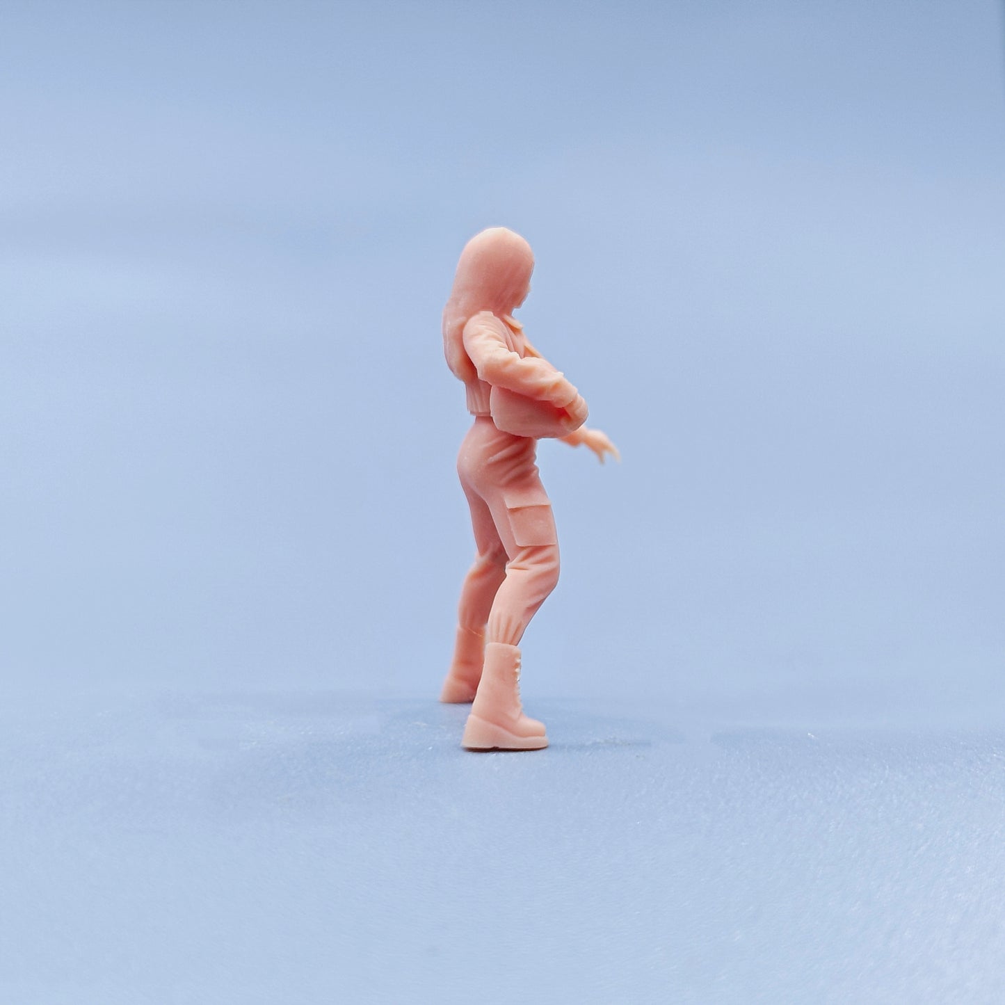 1/64 1/43 Figurines Scale Model Resin Woman Riding A Motorcycle with A Helmet Uncolored Miniatures Diorama Hand-painted D616