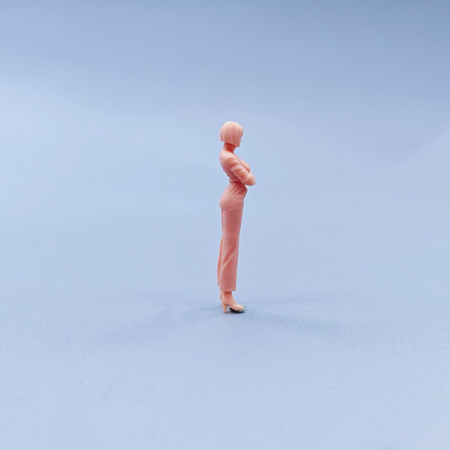 1/64 1/43 Figurines Scale Model Resin Hug The Girl in Front of Her Chest with Both Hands Uncolored Miniatures Diorama Hand-painted C529