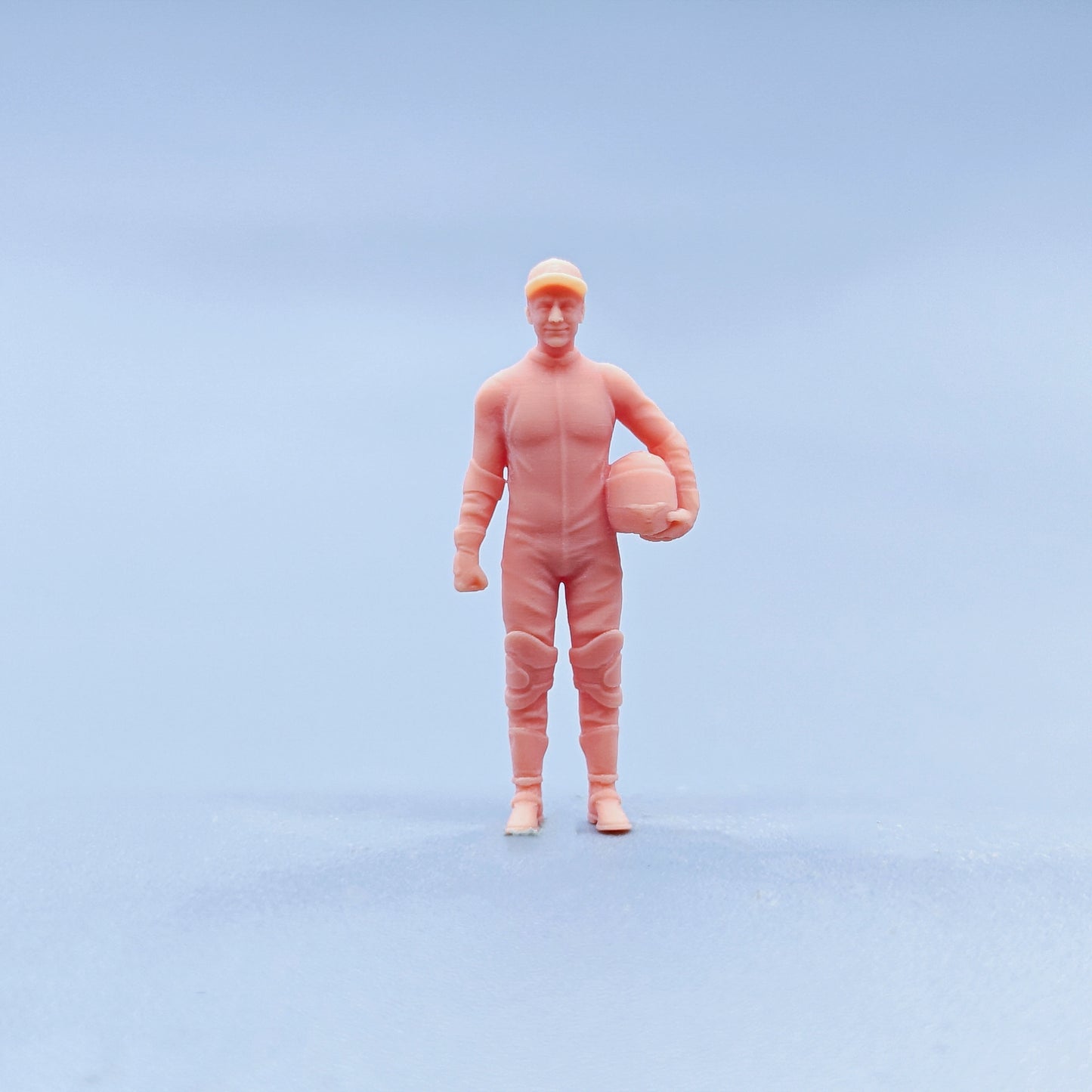 1/64 1/43 Figurines Scale Model Resin The Man in The Hat Holding A Helmet Uncolored Miniatures Diorama Hand-painted D726