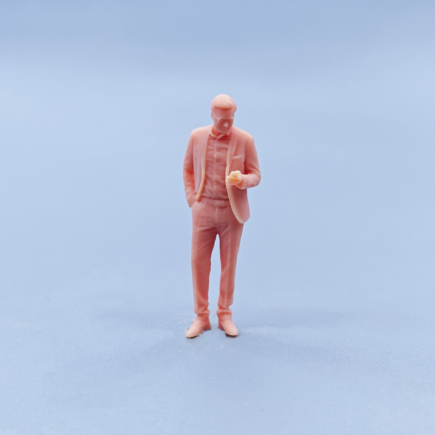 1/64 1/43 Figurines Scale Model Resin Glasses Man Look Down At His Phone Uncolored Miniatures Diorama Hand-painted D335