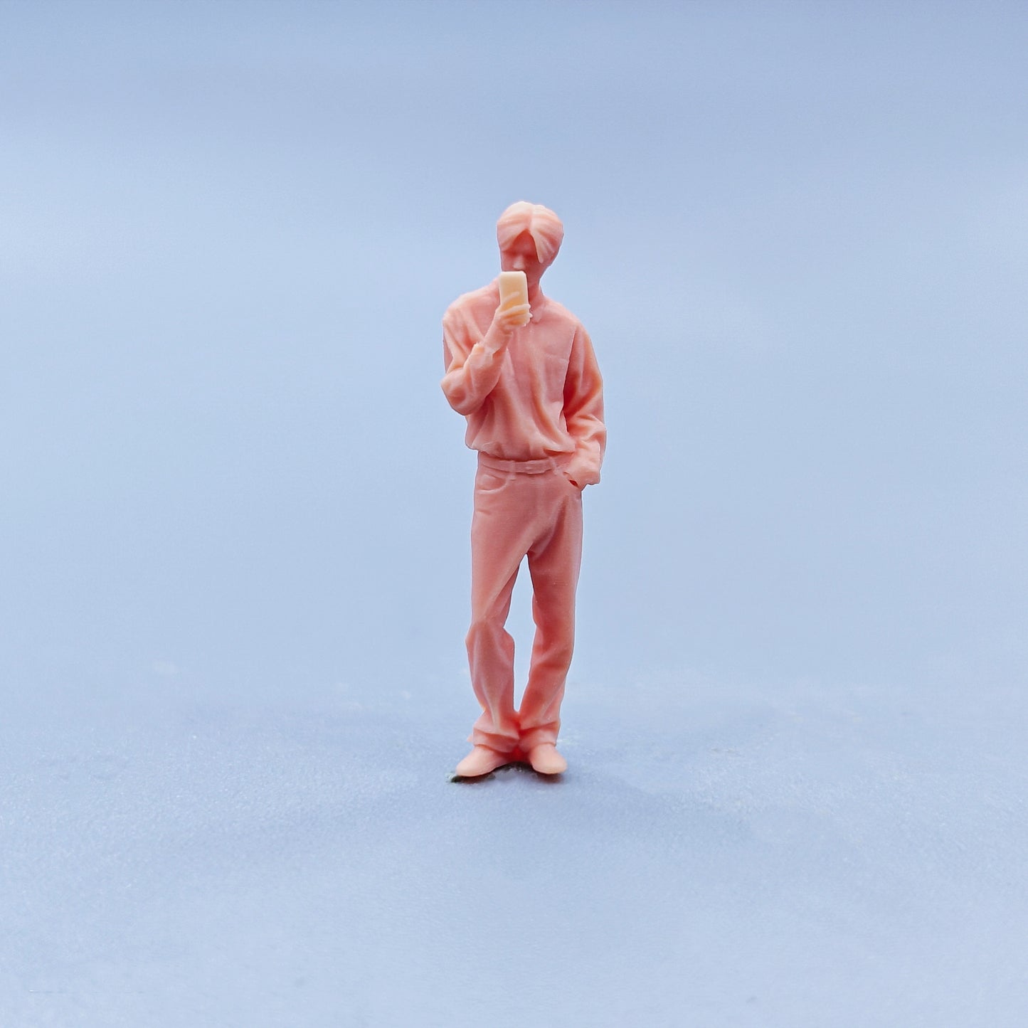1/64 1/43 Figurines Scale Model Resin Insert Pocket and Play Phone Man Uncolored Miniatures Diorama Hand-painted D135