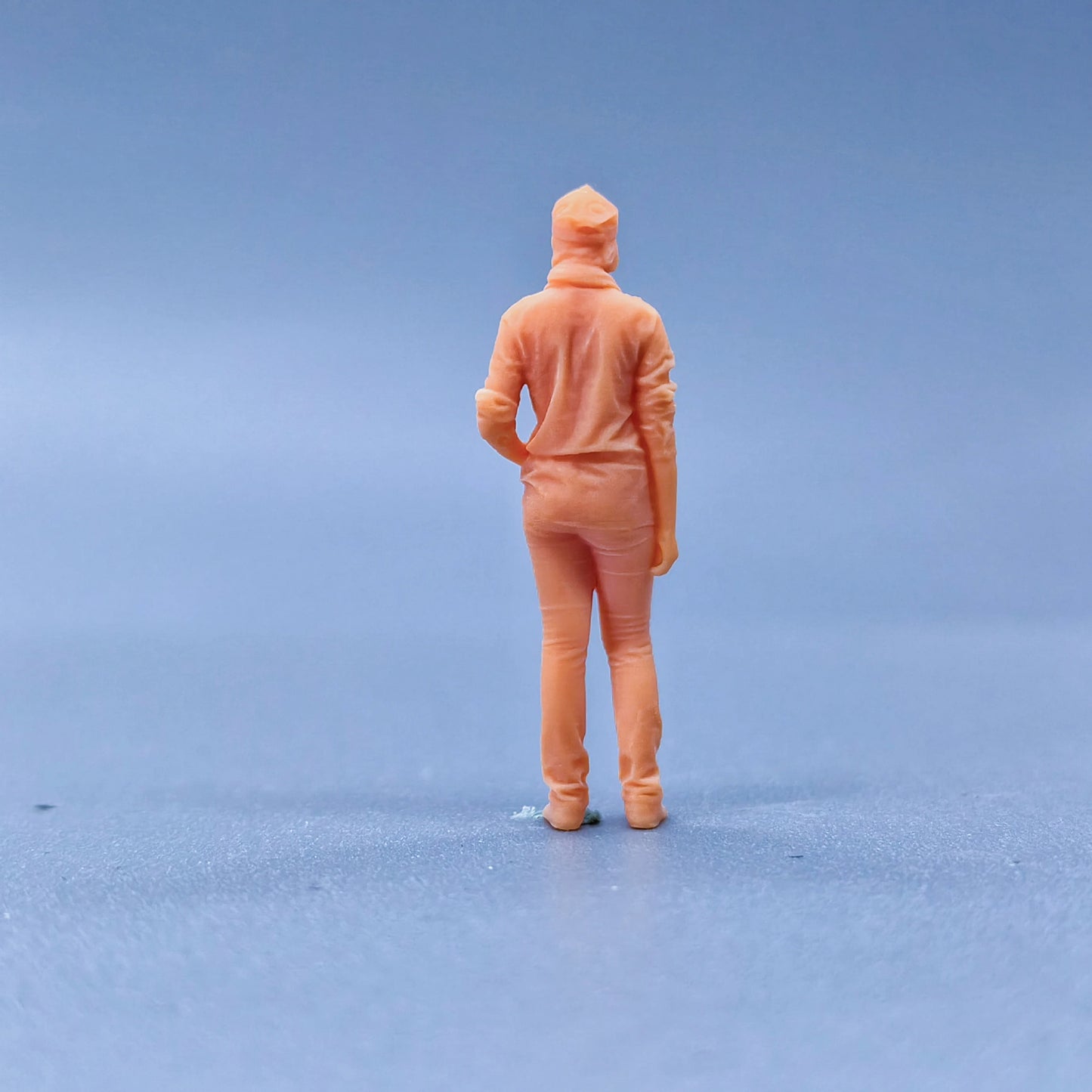 1/64 1/43 Figurines Scale Model Resin Girl Wearing A Hat and Scarf Uncolored Miniatures Diorama Hand-painted L307