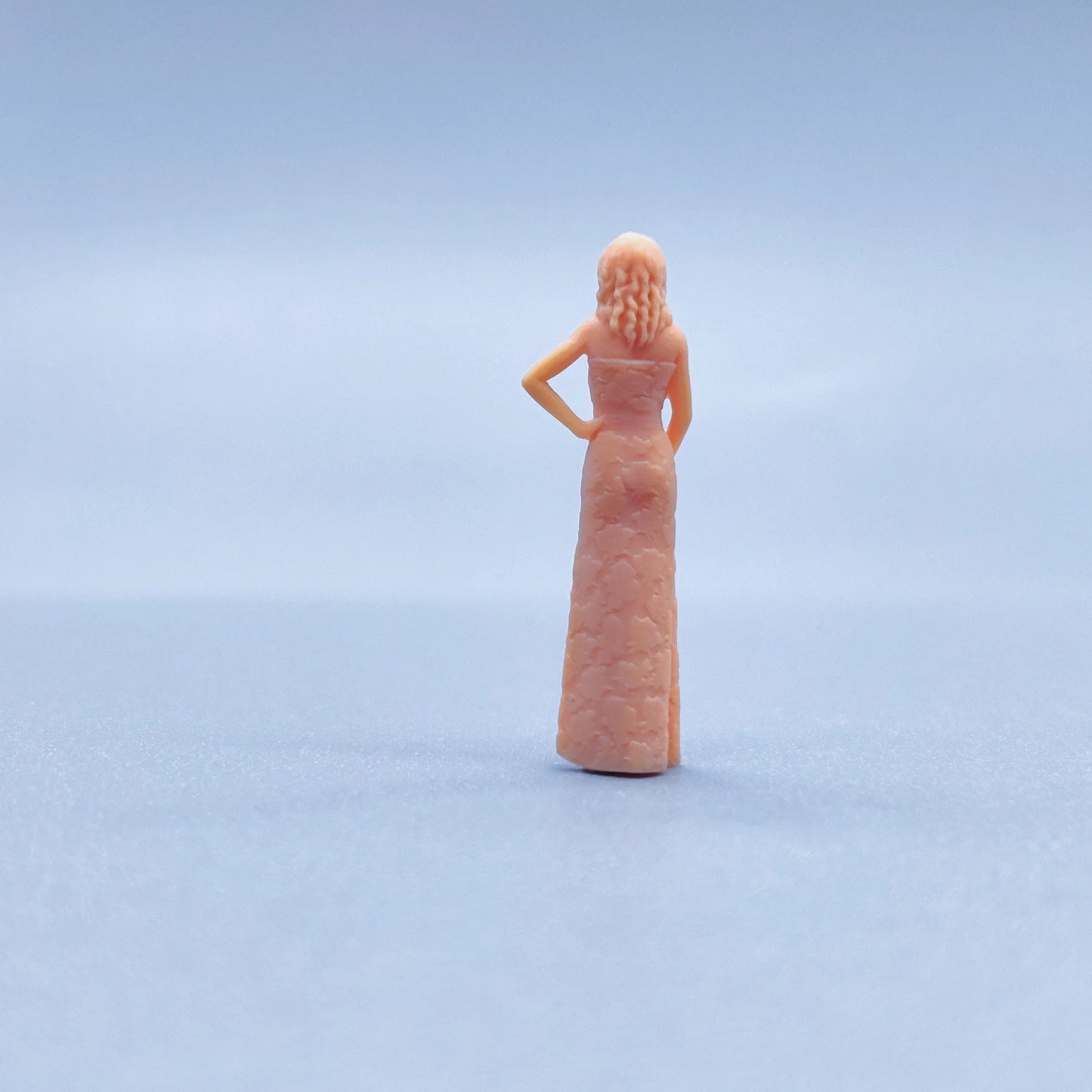 1/64 1/43 Figurines Scale Model Resin Women standing in evening dress Uncolored Miniatures Diorama Hand-painted V202