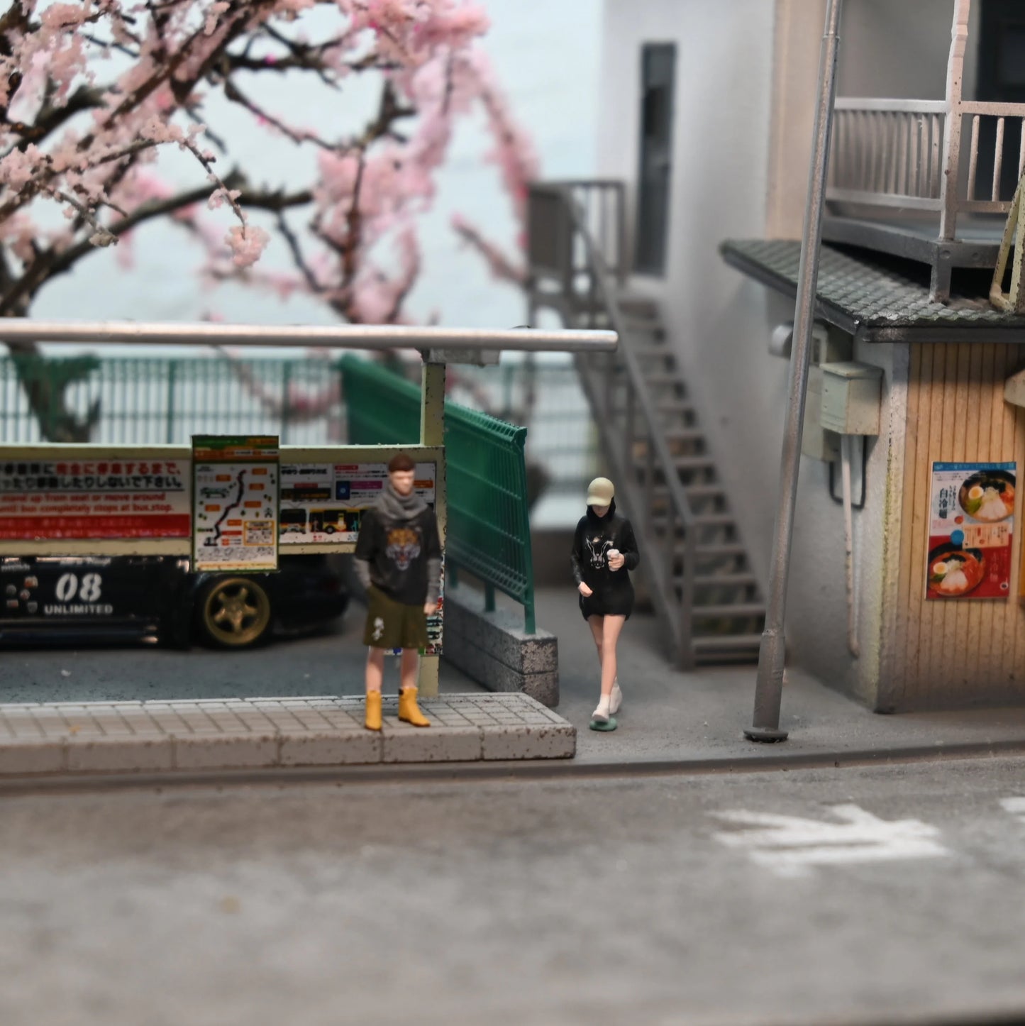 EHC Model 1:64 Scale Figures Waiting Man and Walking Girl Model Dioramas Diecast Miniature Collection