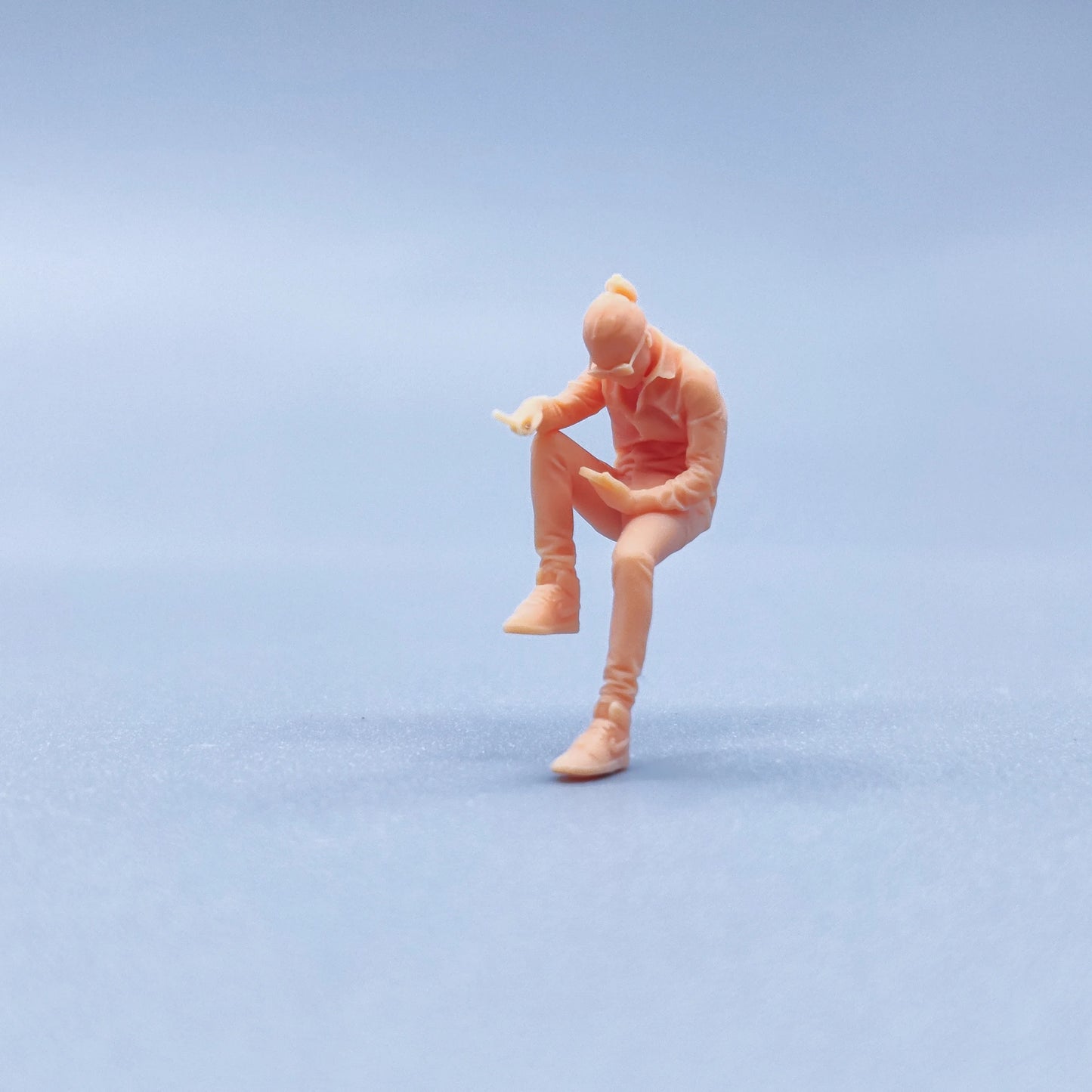 1/64 1/43 Figurines Scale Model Resin Watching Mobile Smoking Male Uncolored Miniatures Diorama Hand-painted V421