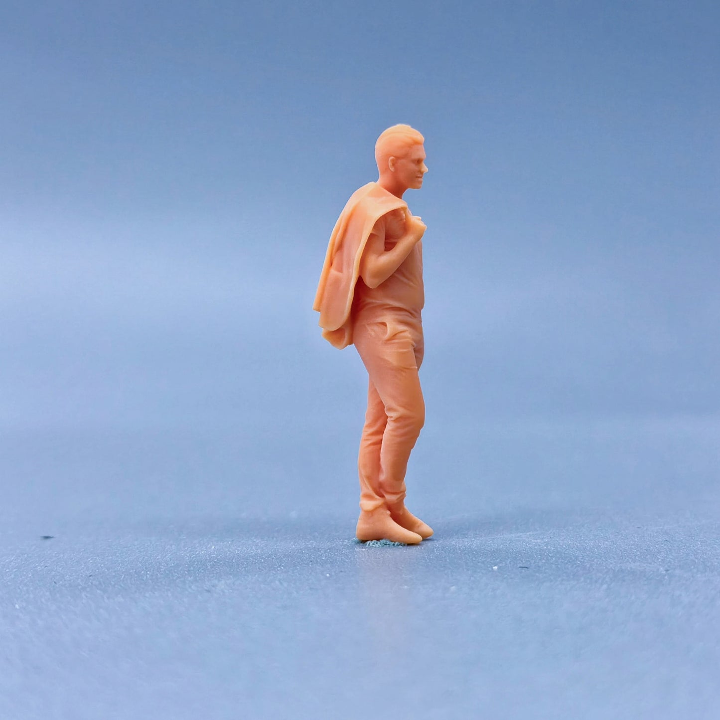 1/64 1/43 Figurines Scale Model Resin A Man Wearing A Coat Uncolored Miniatures Diorama Hand-painted L310