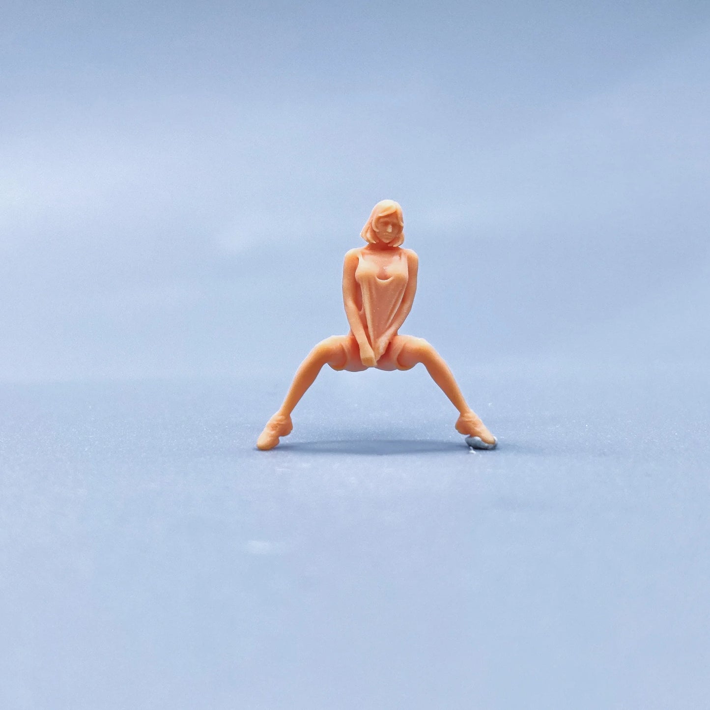 1/64 1/43 Figurines Scale Model Resin Girl Pulling Clothes and Shorts Uncolored Miniatures Diorama Hand-painted S746