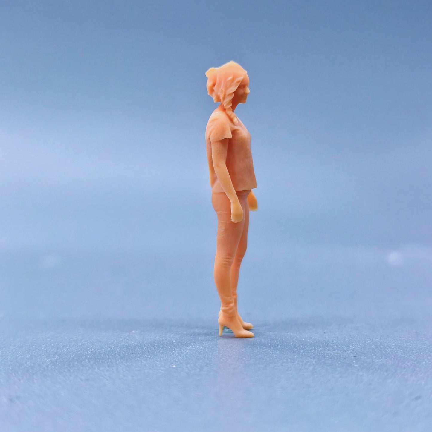 1/64 1/43 Figurines Scale Model Resin Girl Wearing Short Sleeves Uncolored Miniatures Diorama Hand-painted L316
