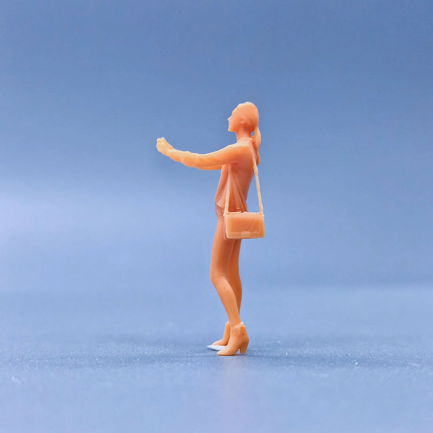1/64 1/43 Figurines Scale Model Resin Self Portrait with Both Hands, Female Uncolored Miniatures Diorama Hand-painted S203