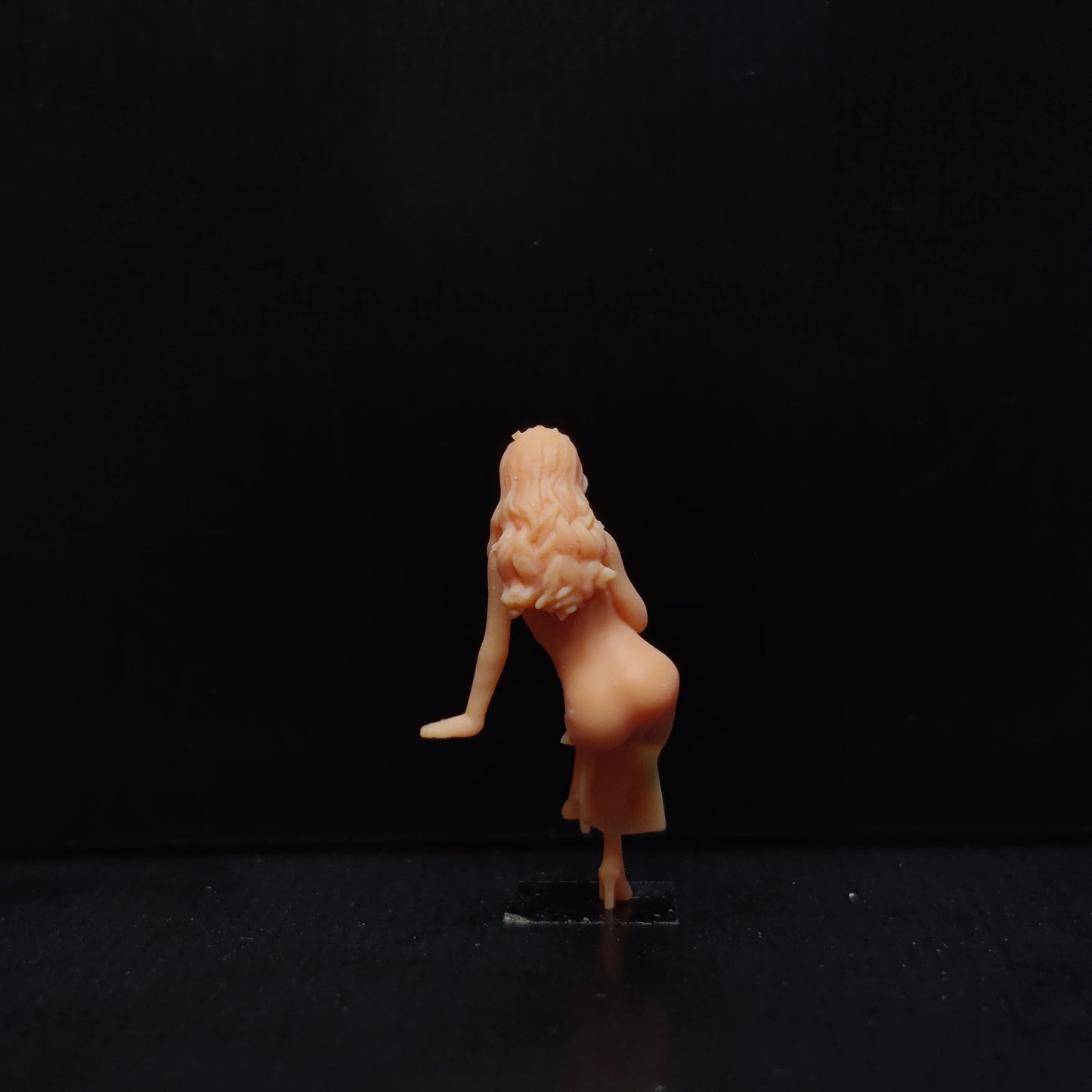 1/64 1/43 Scale Model ResinFemale with Sitting Posture and Textured FeetUncolored Miniature Diorama Hand-painted T524