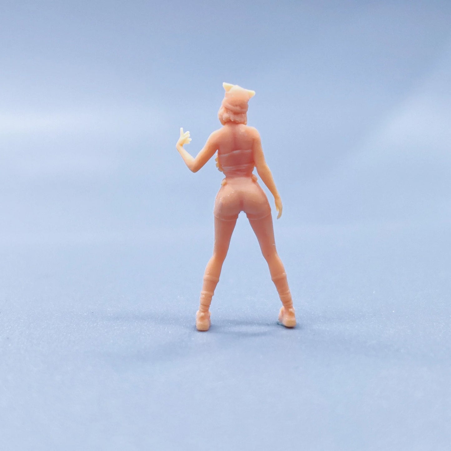 1/64 1/43 Figurines Scale Model Resin The Girl Wearing A Cat Hat Waved Uncolored Miniatures Diorama Hand-painted T926