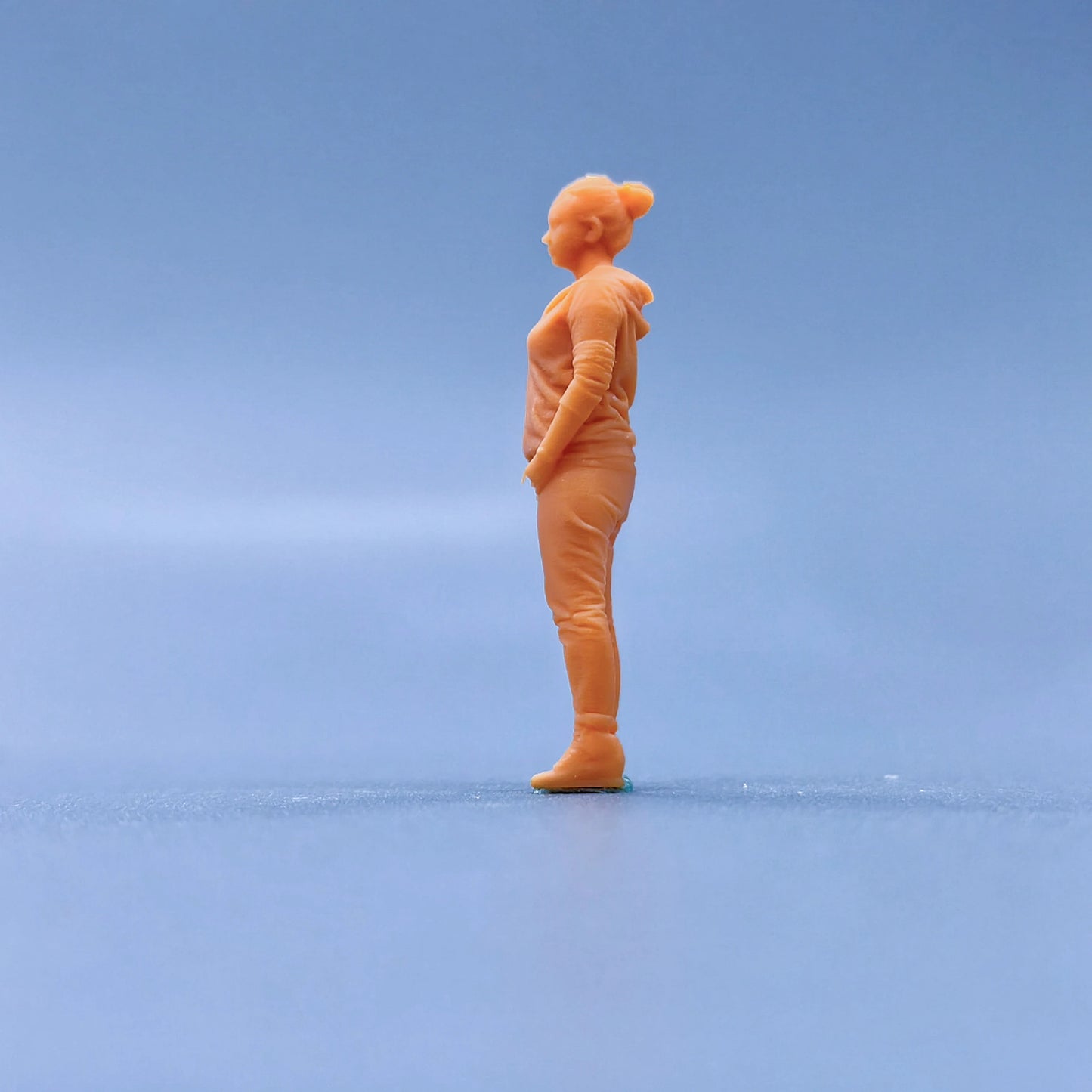 1/64 1/43 Figurines Scale Model Resin Two Handed Bag Insertion Girl Uncolored Miniatures Diorama Hand-painted L104