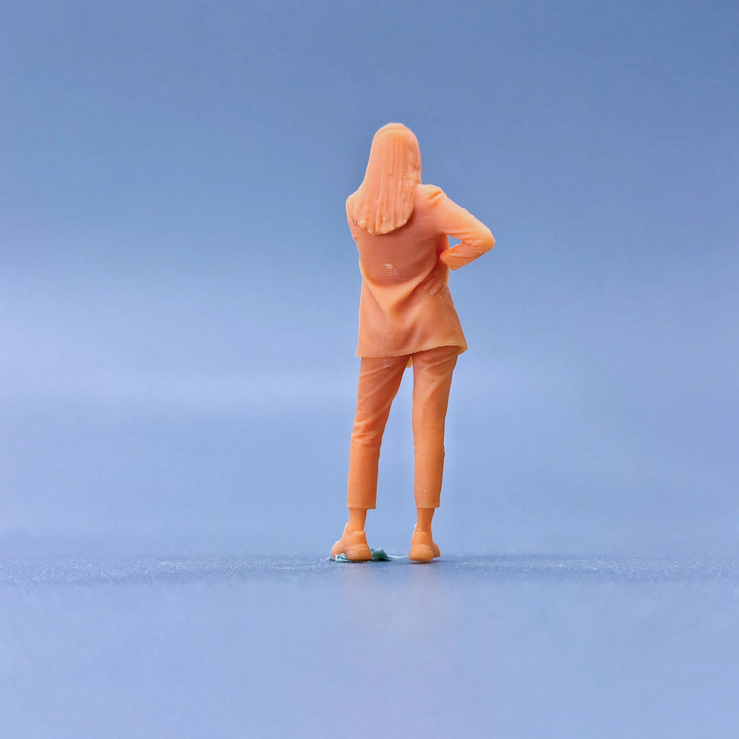 1/64 1/43 Figurines Scale Model Resin Telephone Woman Uncolored Miniatures Diorama Hand-painted L109