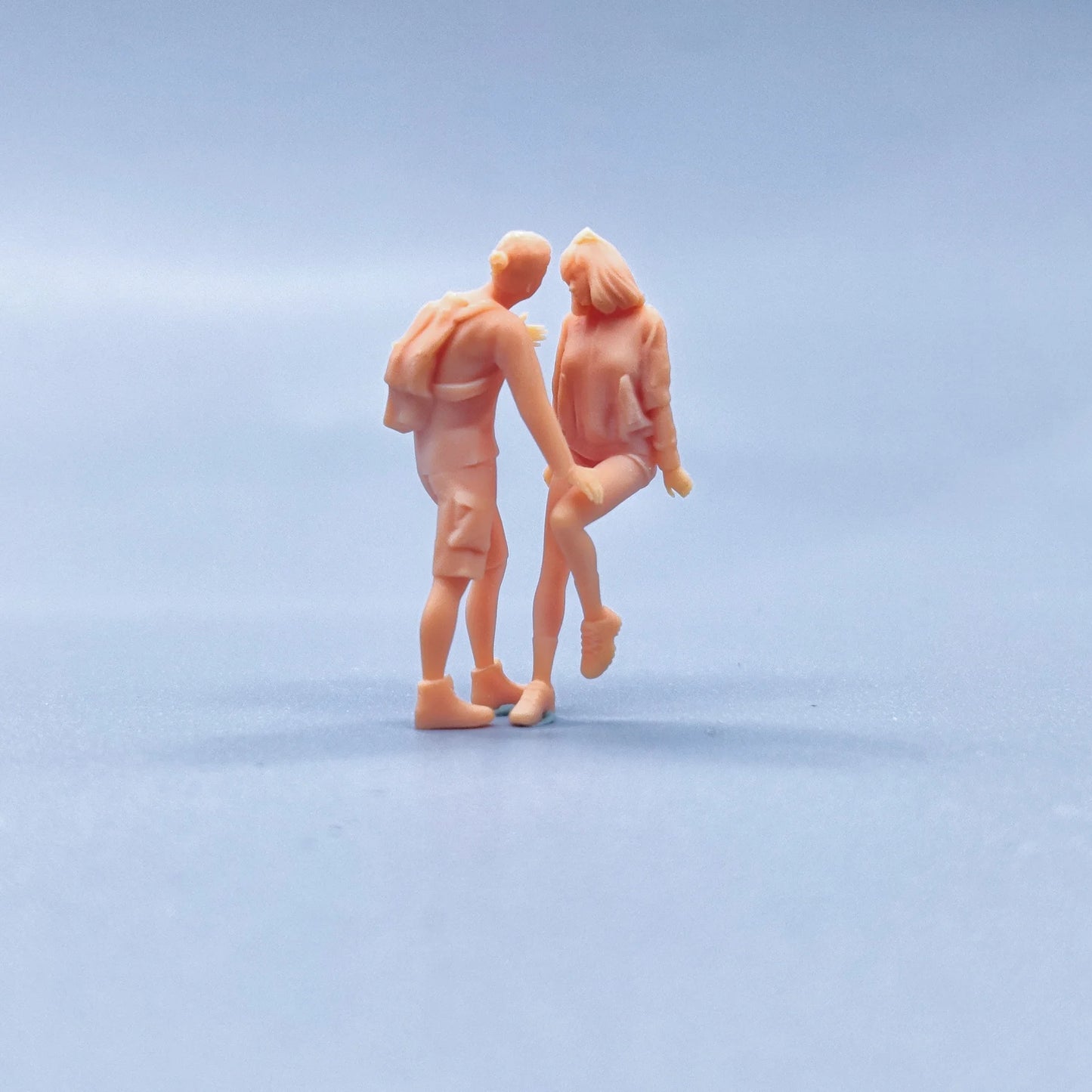 1/64 1/43 Figurines Scale Model Resin Wall Dong Male and Female Leaning Posture Uncolored Miniatures Diorama Hand-painted T933