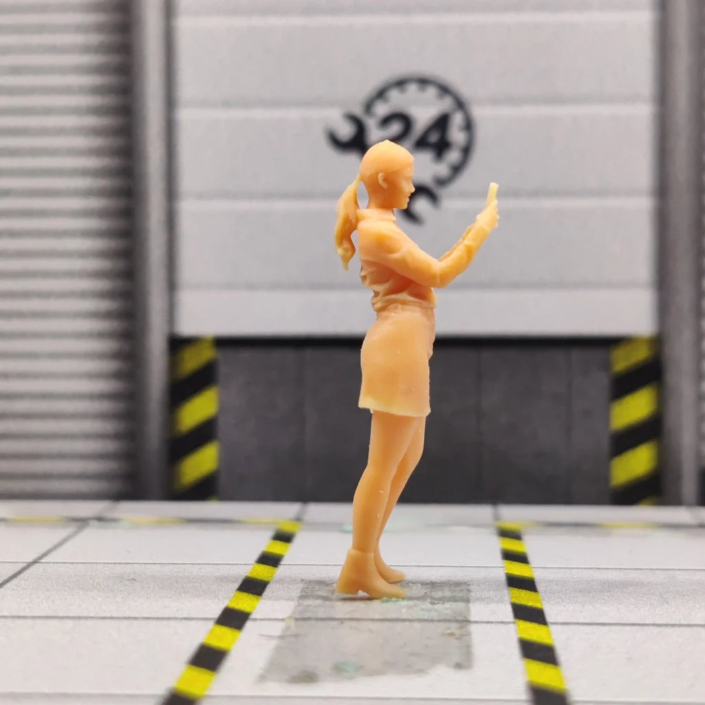 1/64 1/43 Scale Model Resin Long Hair Ponytail Selfie Girl Uncolored Miniature Diorama Hand-painted S830