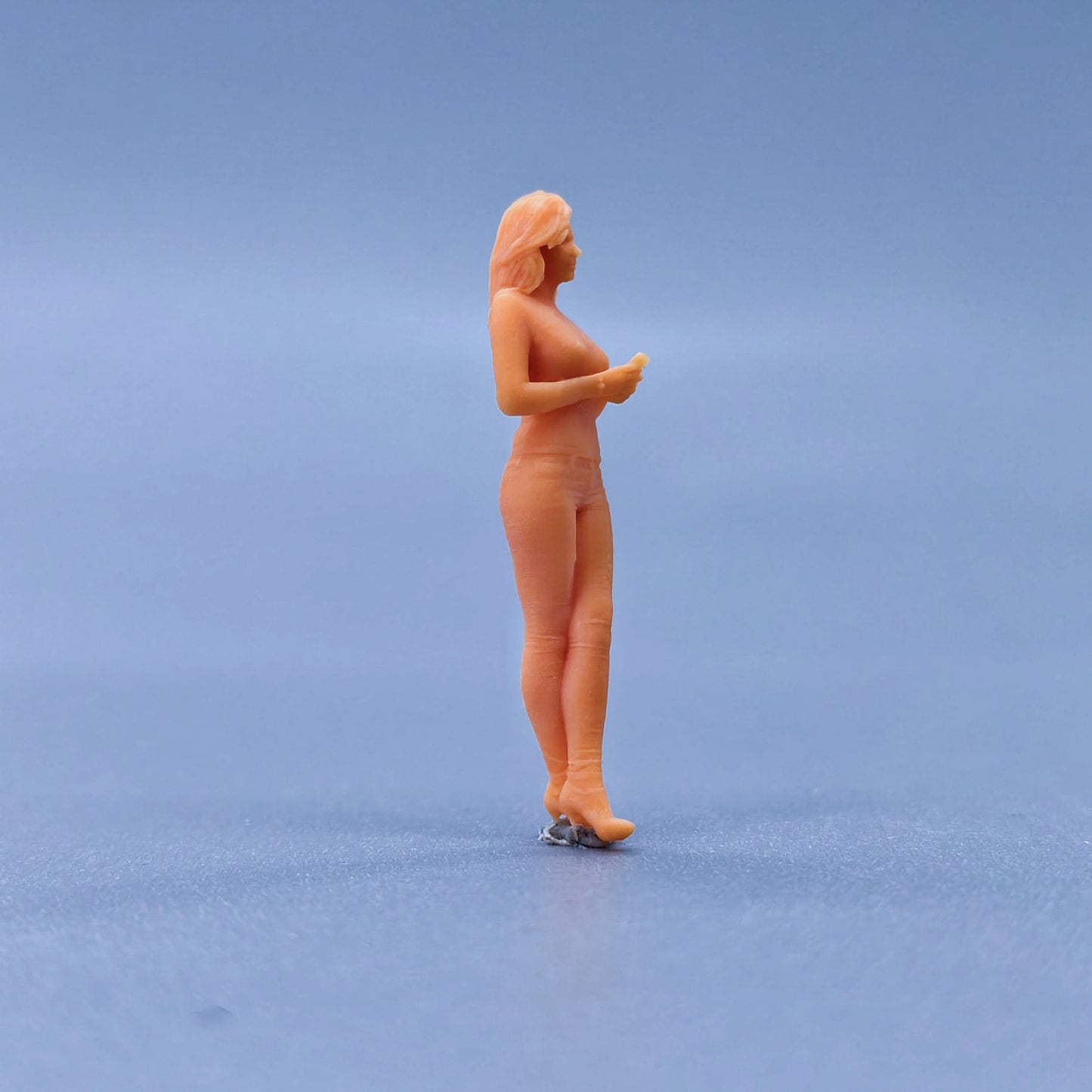 1/64 1/43 Figurines Scale Model Resin Hands Holding Phone, Long Haired Woman Uncolored Miniatures Diorama Hand-painted L135